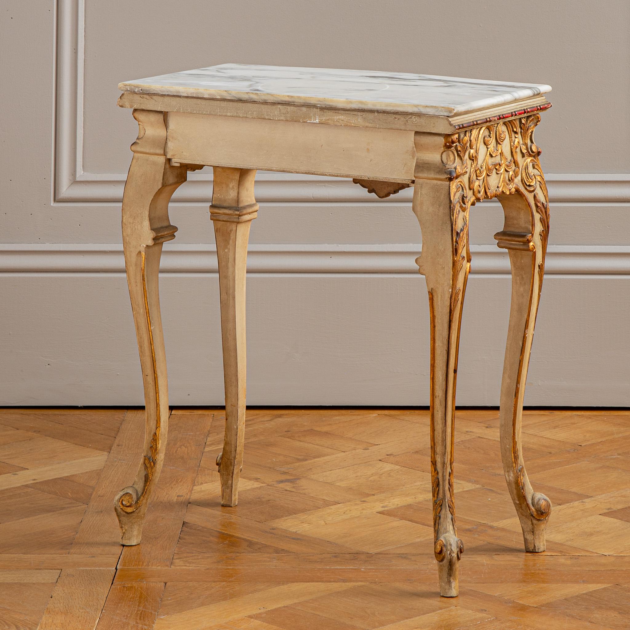 Tables de chevet italiennes de style vénitien peintes avec bois doré du début des années 1900 en vente 4