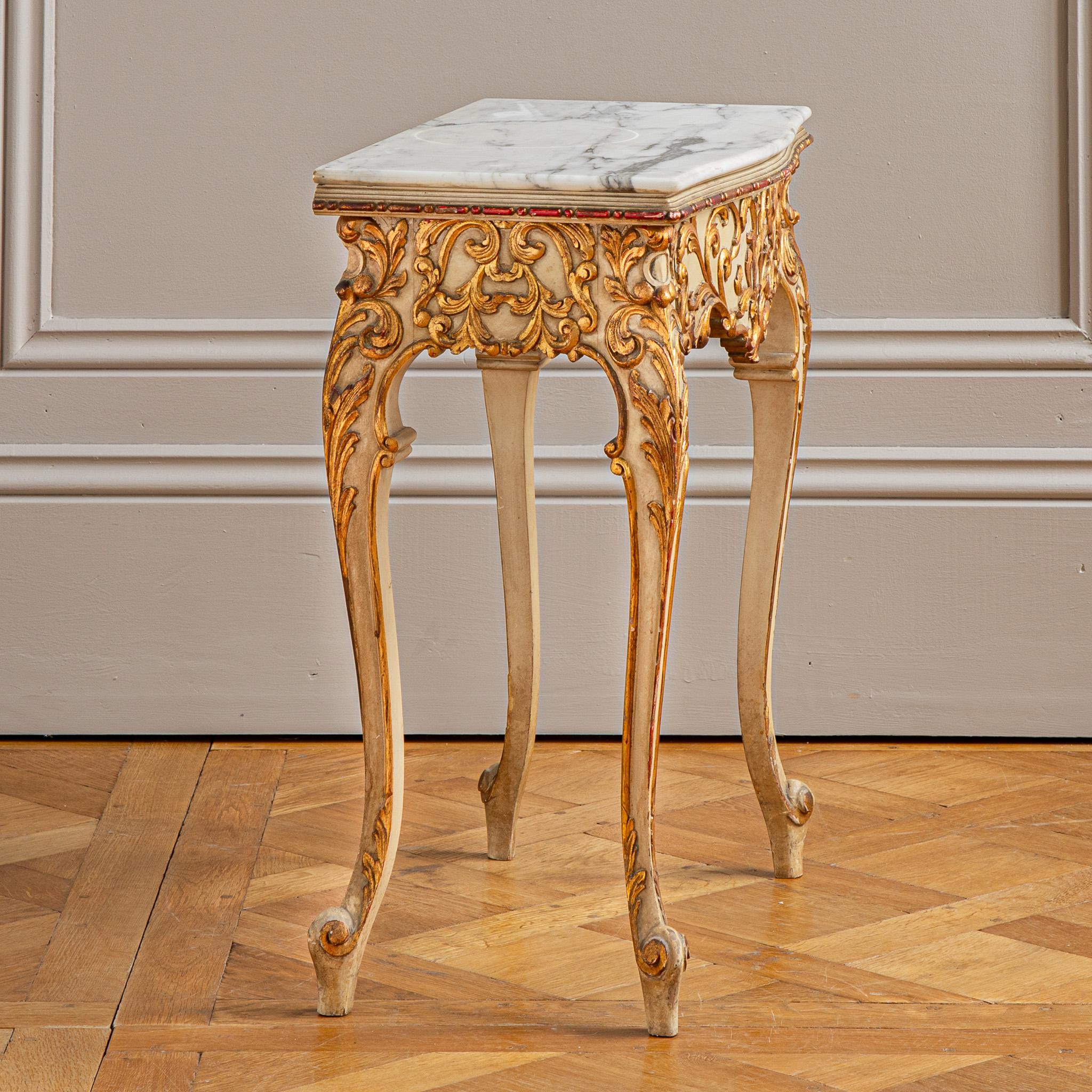 Tables de chevet italiennes de style vénitien peintes avec bois doré du début des années 1900 en vente 5