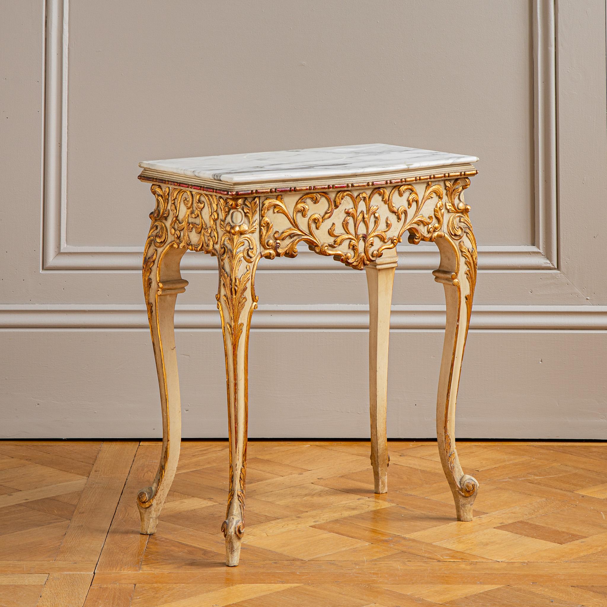 Tables de chevet italiennes de style vénitien peintes avec bois doré du début des années 1900 en vente 6