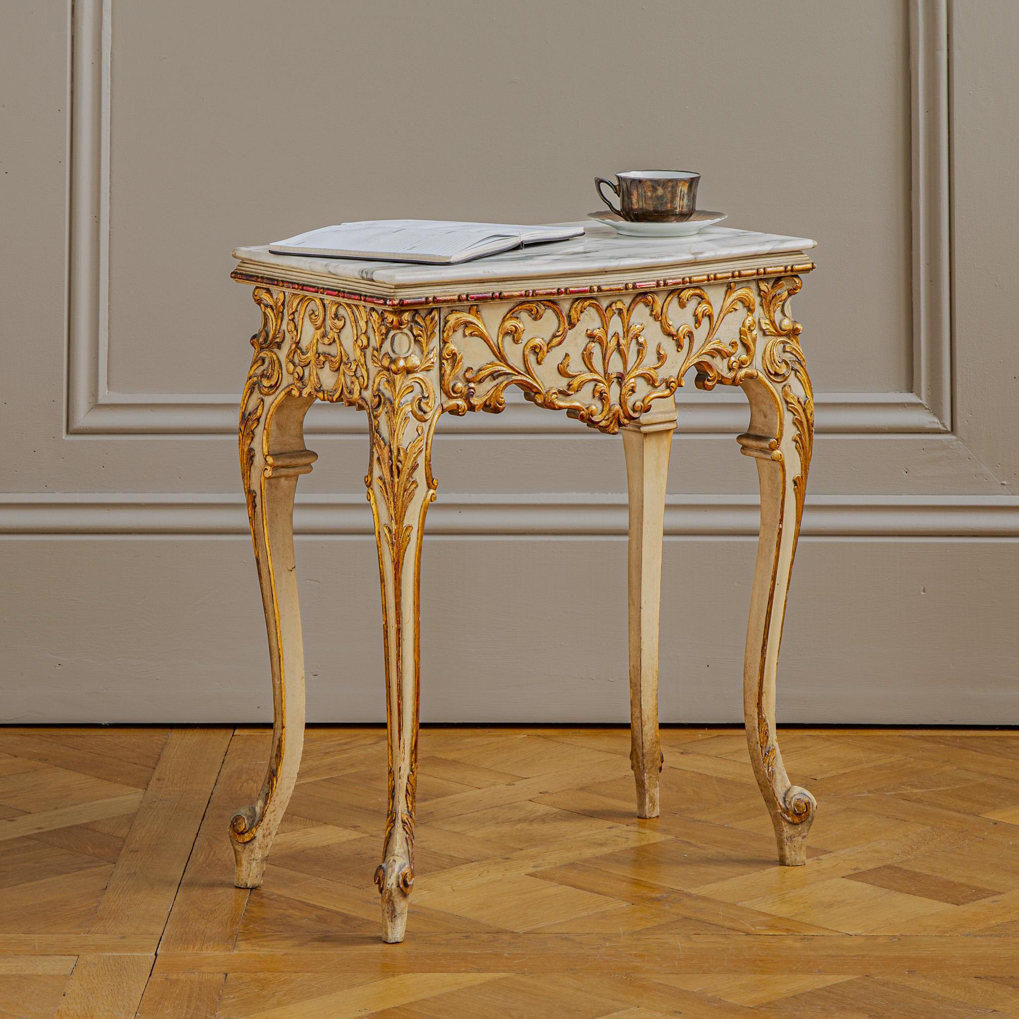 Tables de chevet italiennes de style vénitien peintes avec bois doré du début des années 1900 en vente 7