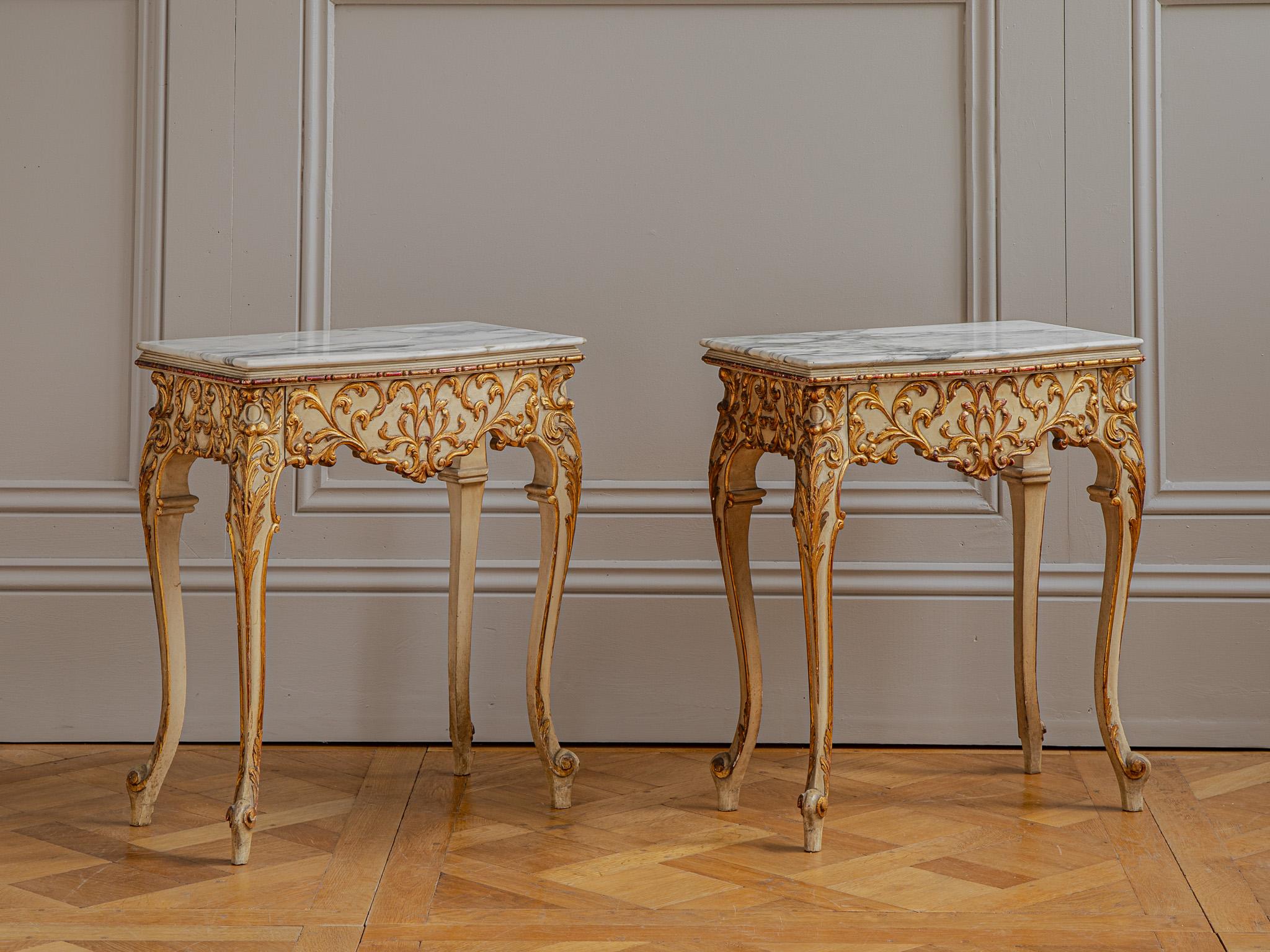 Tables de chevet italiennes de style vénitien peintes avec bois doré du début des années 1900 en vente 8