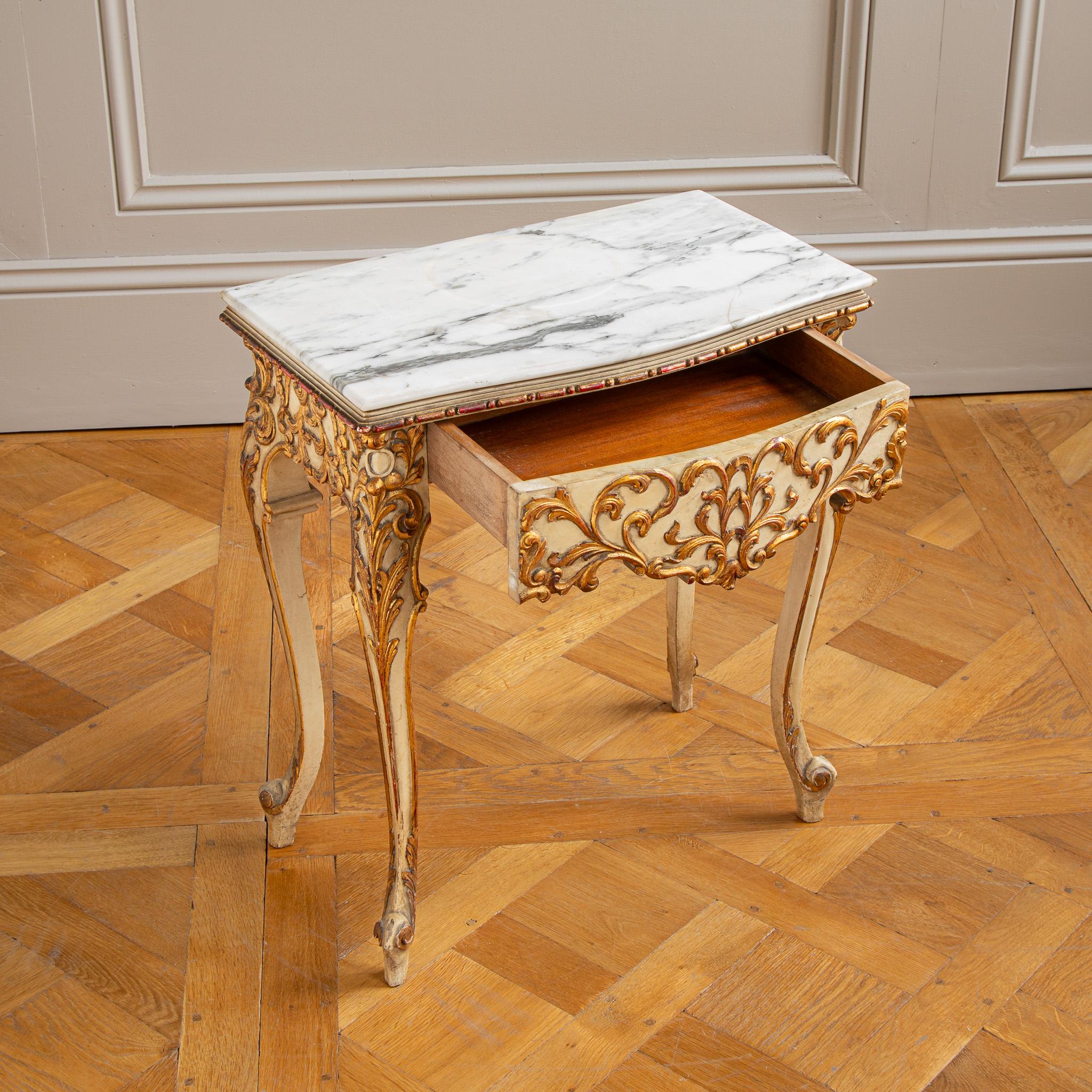 Tables de chevet italiennes de style vénitien peintes avec bois doré du début des années 1900 en vente 9