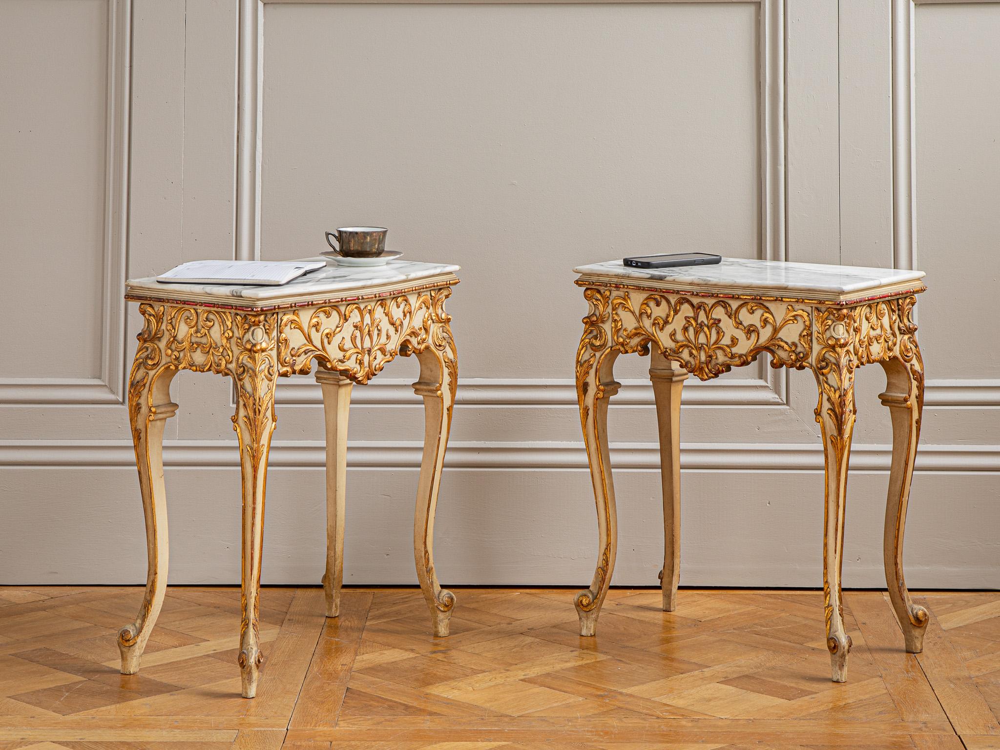 Louis XV Tables de chevet italiennes de style vénitien peintes avec bois doré du début des années 1900 en vente