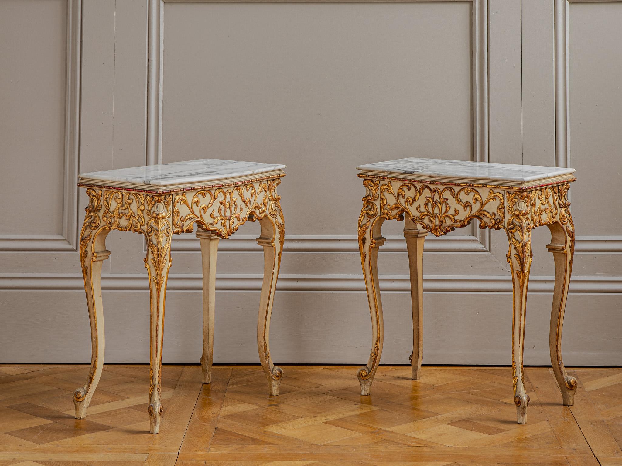 Doré Tables de chevet italiennes de style vénitien peintes avec bois doré du début des années 1900 en vente