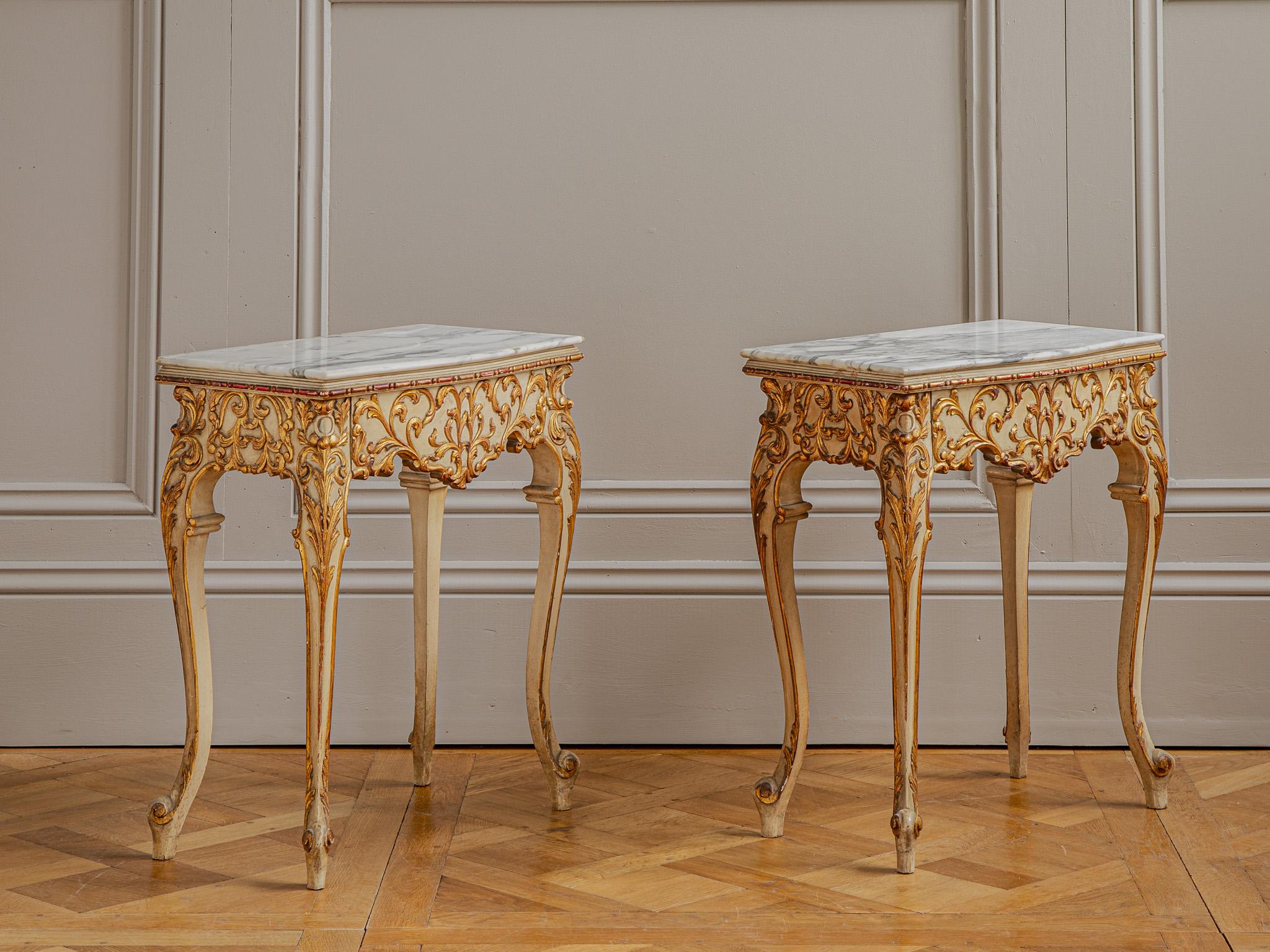 Tables de chevet italiennes de style vénitien peintes avec bois doré du début des années 1900 Bon état - En vente à London, Park Royal