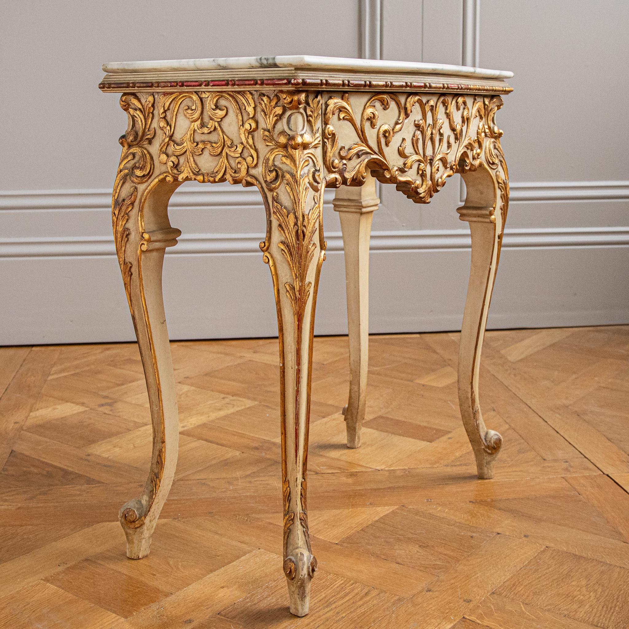 20ième siècle Tables de chevet italiennes de style vénitien peintes avec bois doré du début des années 1900 en vente