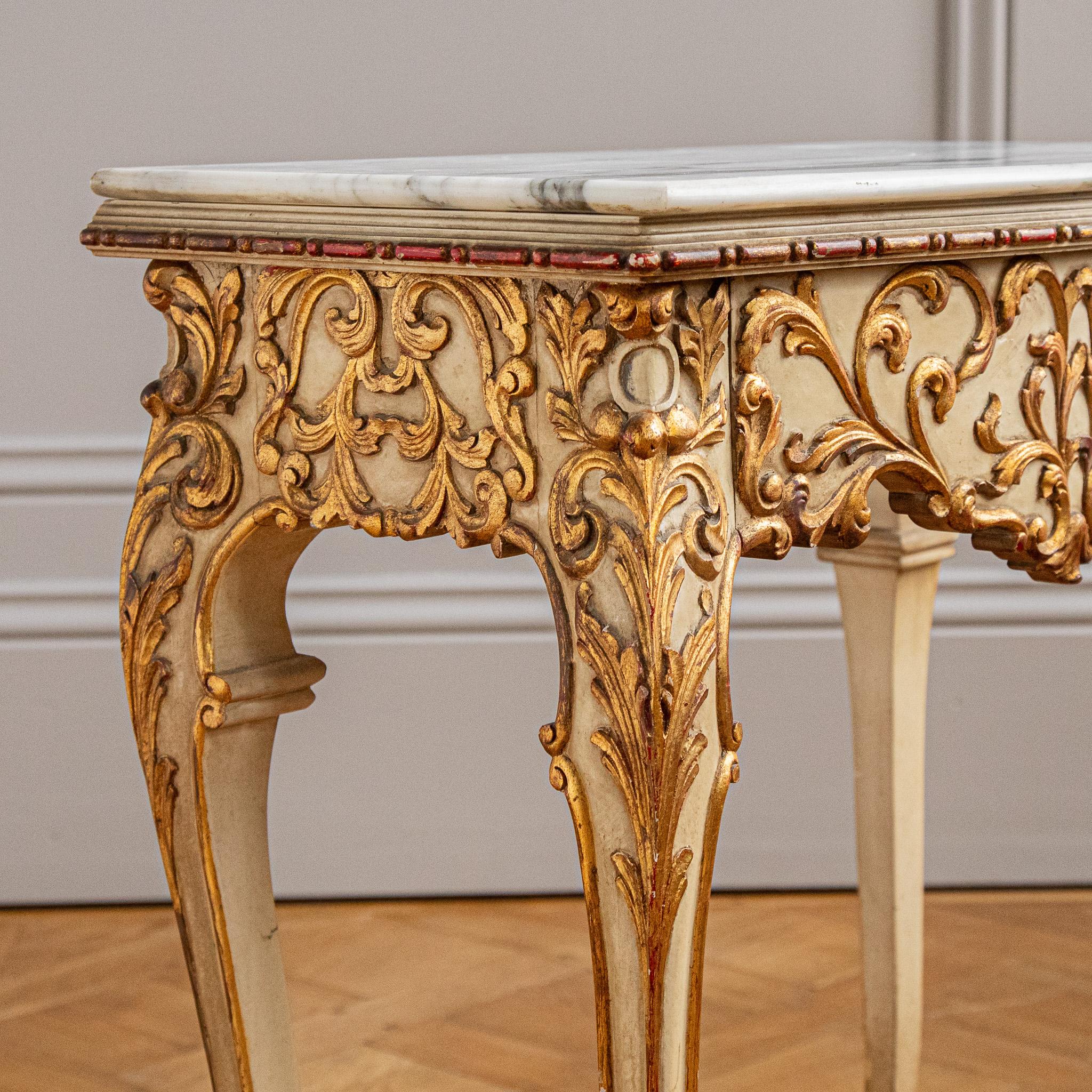 Tables de chevet italiennes de style vénitien peintes avec bois doré du début des années 1900 en vente 1