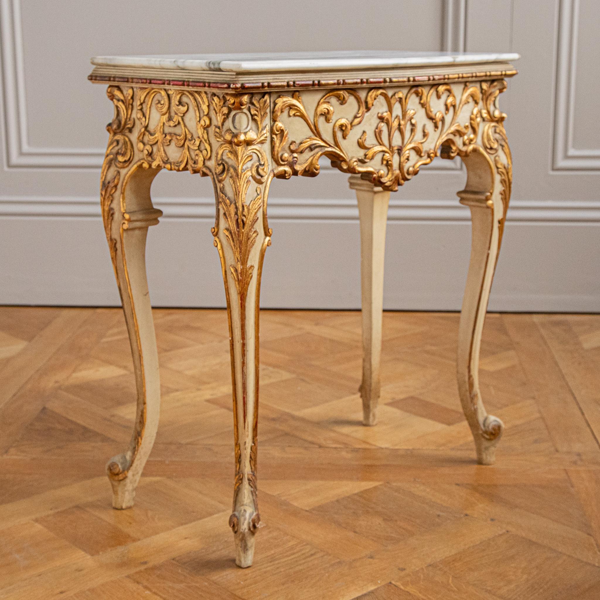Tables de chevet italiennes de style vénitien peintes avec bois doré du début des années 1900 en vente 2