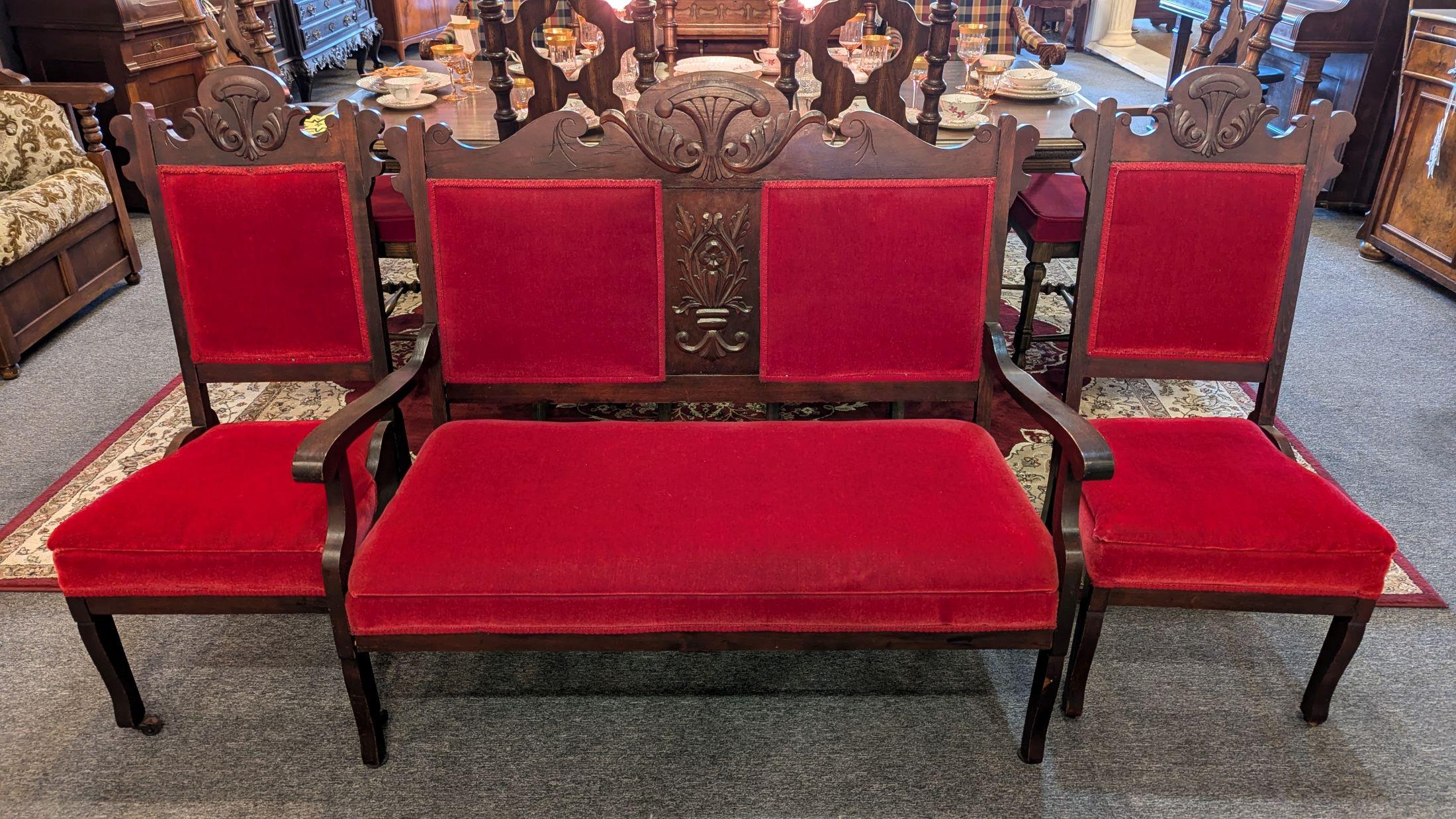 Juego de salón victoriano de 3 piezas,  tapicería de terciopelo rojo, construcción de madera de frutal oscuro , respaldos con crestas, se cree que es de Sears & Roebuck.  El sofá mide 46