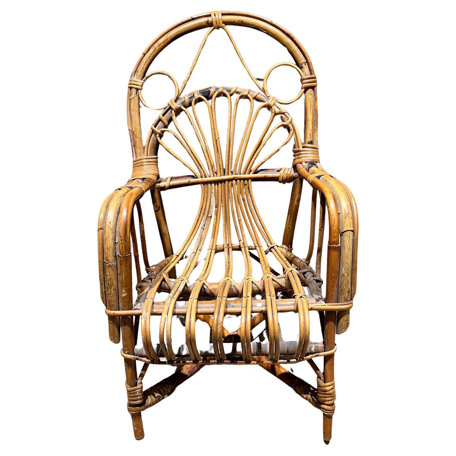 Frühe 1900er Jahre Vintage Kinder-Korbweide-Sessel mit gewölbtem Rattan