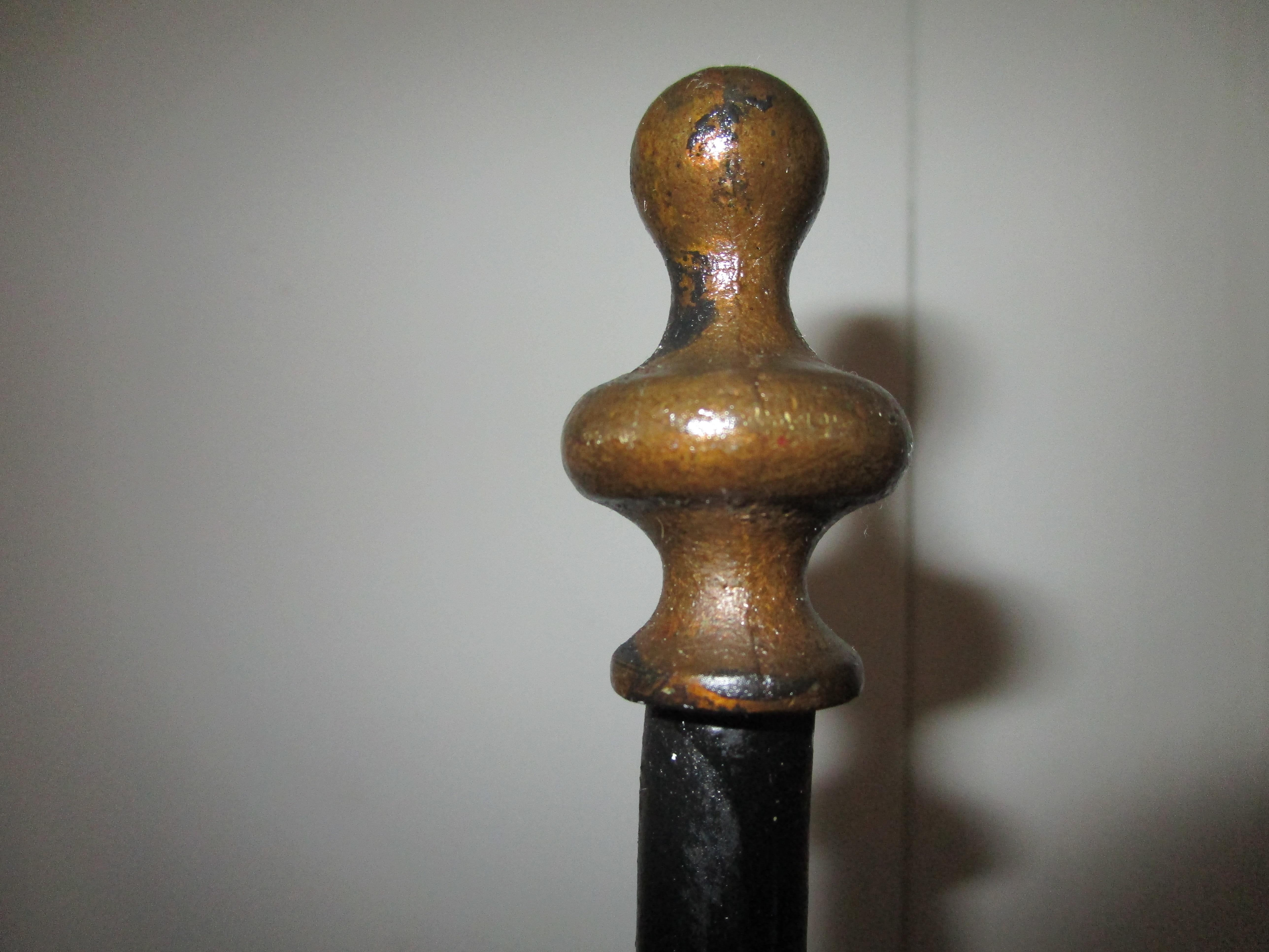 Lampada da terra a treppiede in ferro battuto con volute, stile coloniale, dei primi anni del 1900 in vendita 2