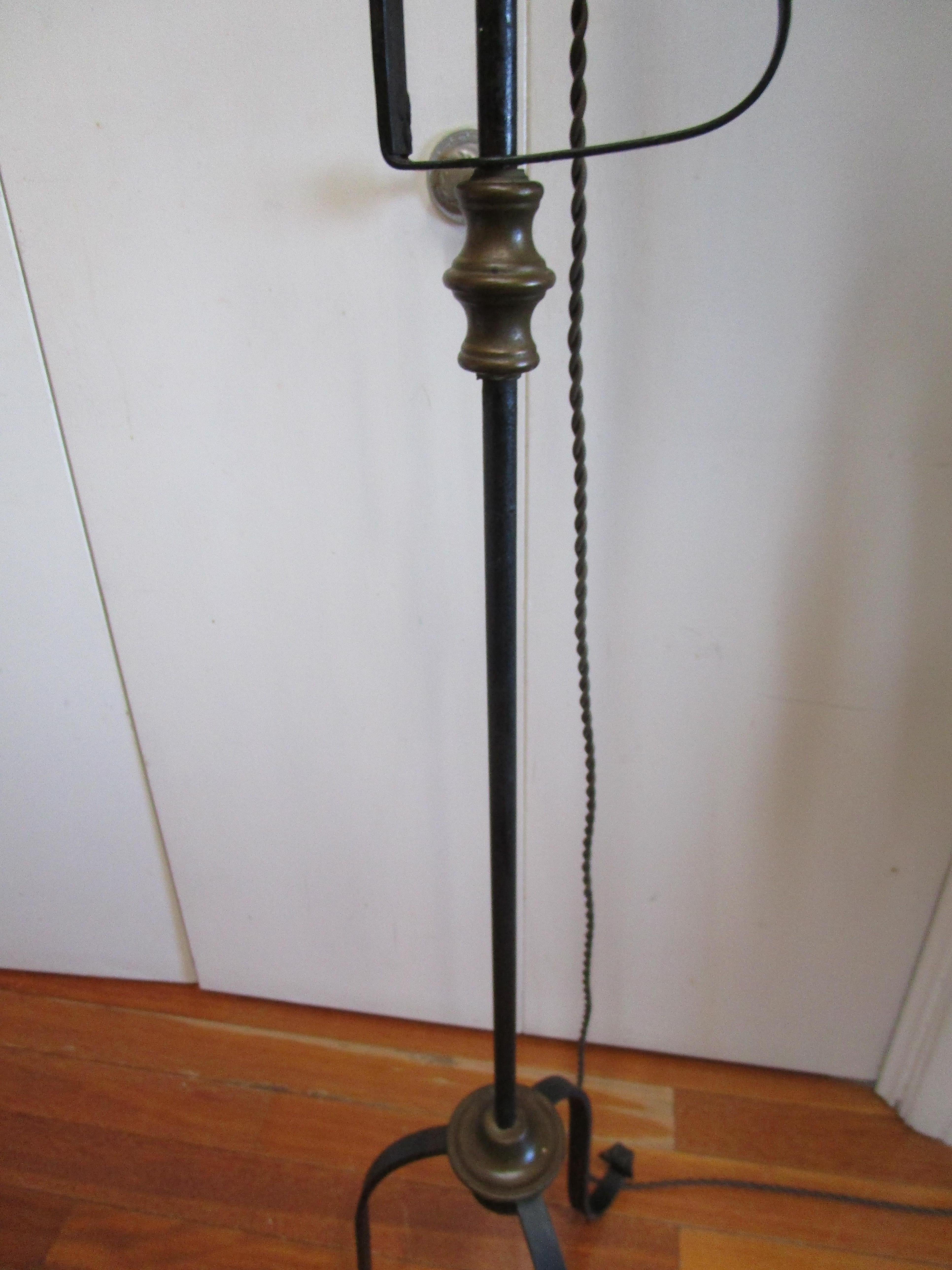 Early 1900s Vintage Colonial Style Wrought Iron Tripod Scrollwork Floor Lamp  For Sale 2