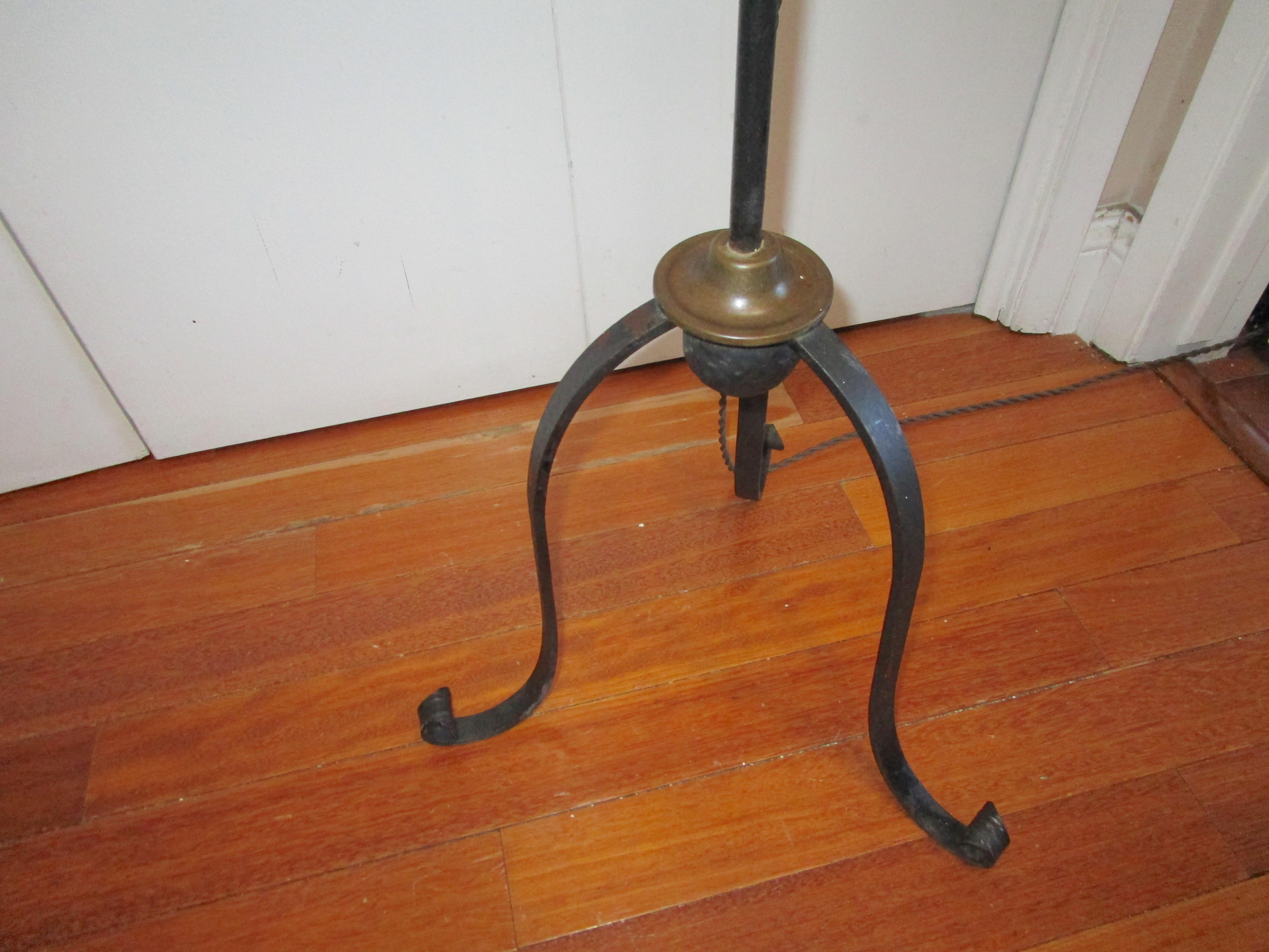 Forgiato Lampada da terra a treppiede in ferro battuto con volute, stile coloniale, dei primi anni del 1900 in vendita
