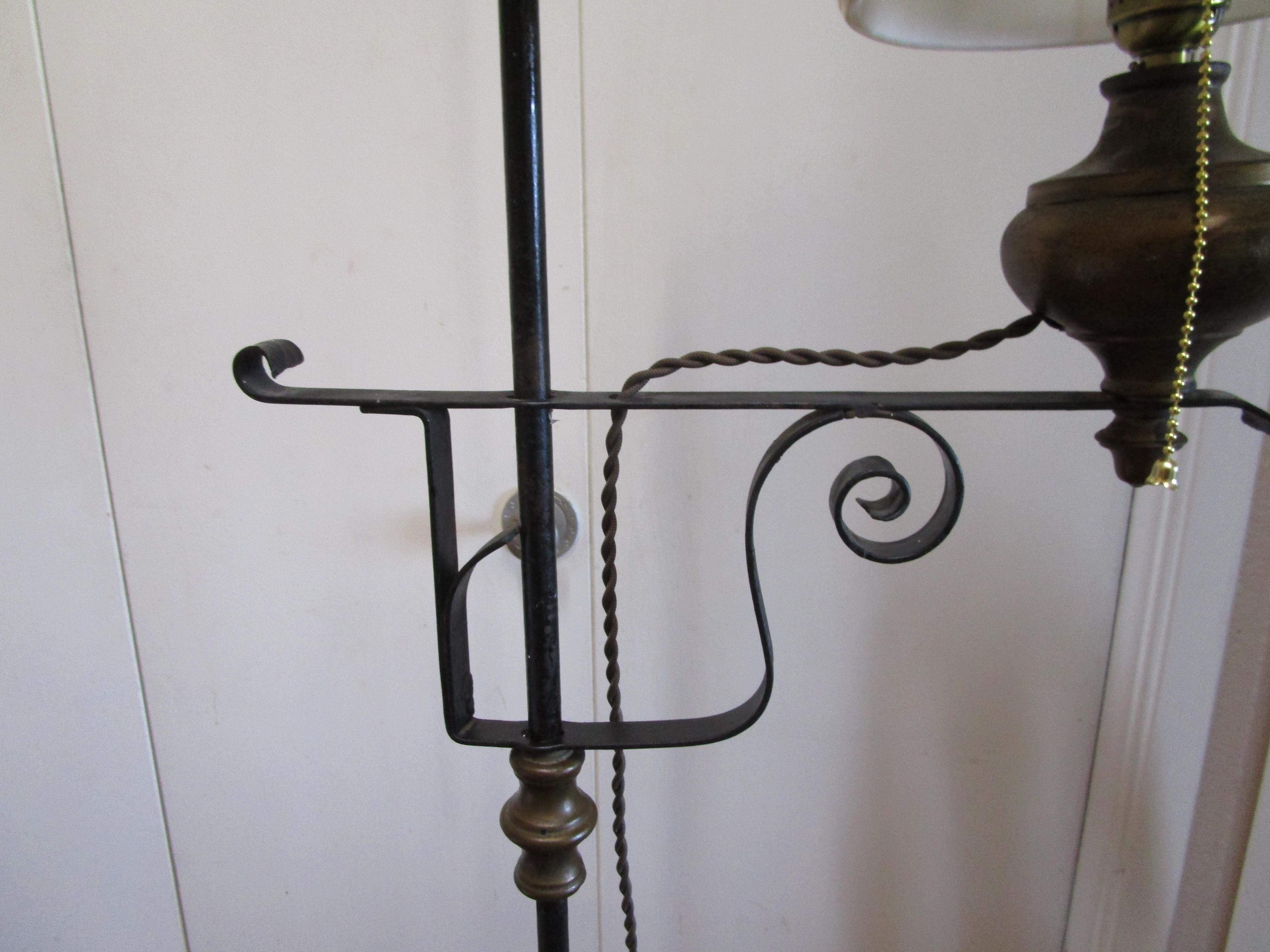 Early 1900s Vintage Colonial Style Wrought Iron Tripod Scrollwork Floor Lamp  In Good Condition For Sale In Lomita, CA