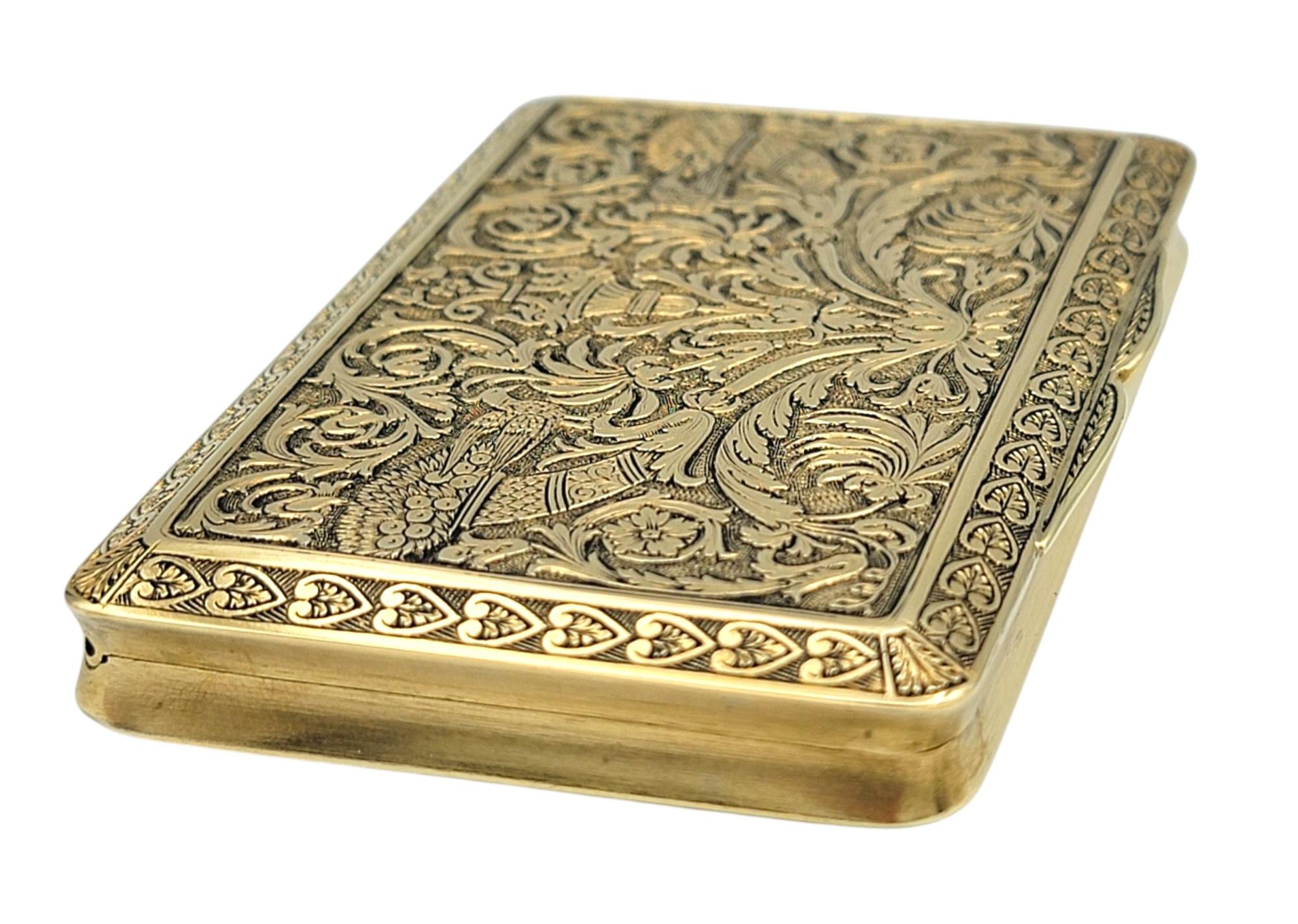 Diese Schnupftabakdose aus 18-karätigem Gelbgold ist ein exquisites Beispiel für die Handwerkskunst des frühen 20. Jahrhunderts und zeigt eine atemberaubende Darstellung der kunstvollen Gravur. Das sorgfältig ausgearbeitete Design zeigt ein