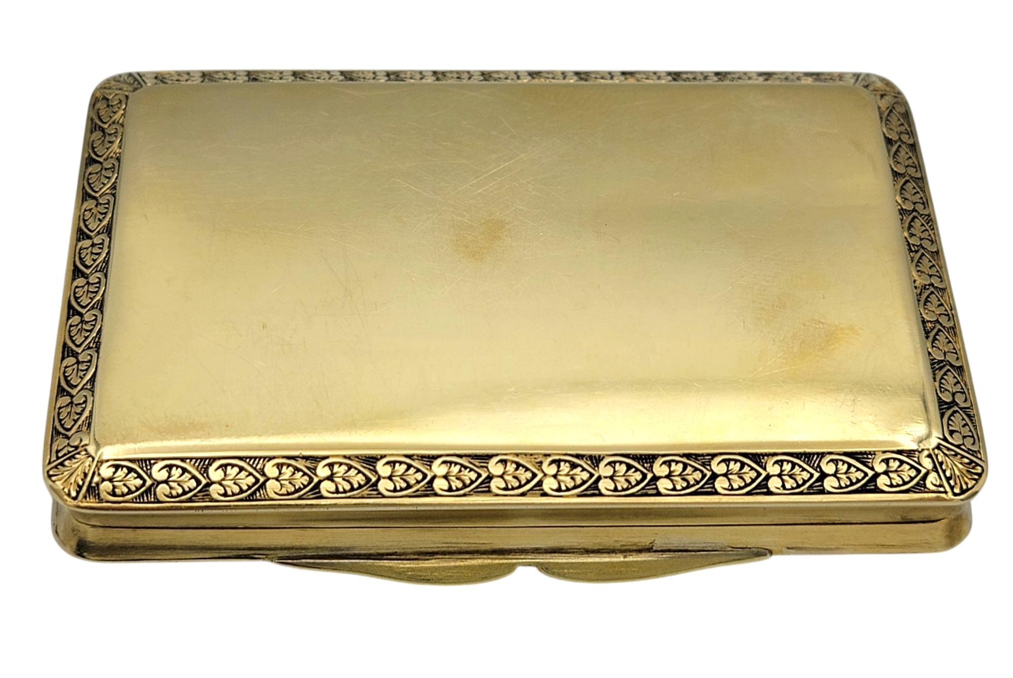 Frühe 1900er Jahre Vintage graviert verziert Scharnier Schnupftabakdose in 18 Karat Gelbgold im Angebot 2