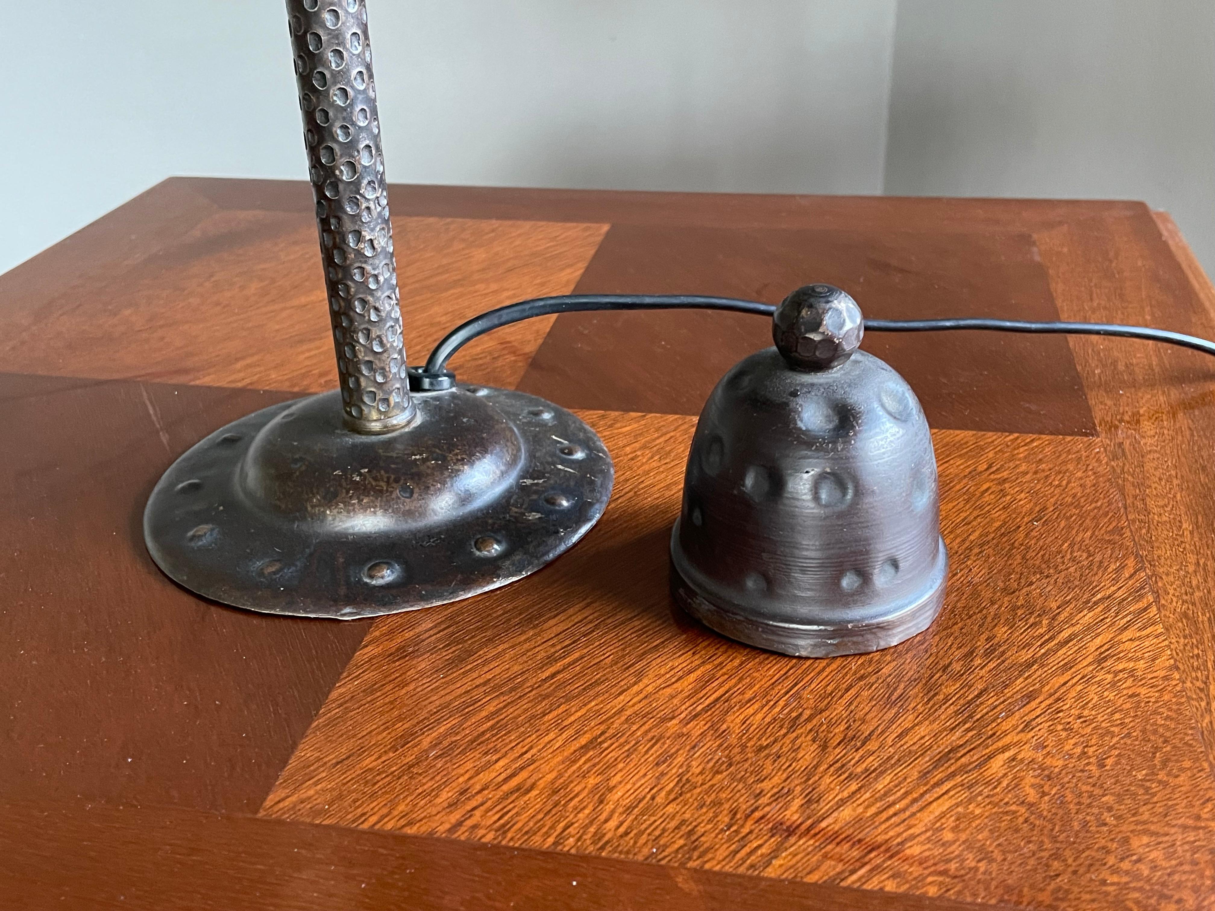 Lampe de table ou de bureau Arts and Crafts en fer forgé et verre épais, début des années 1900 en vente 3
