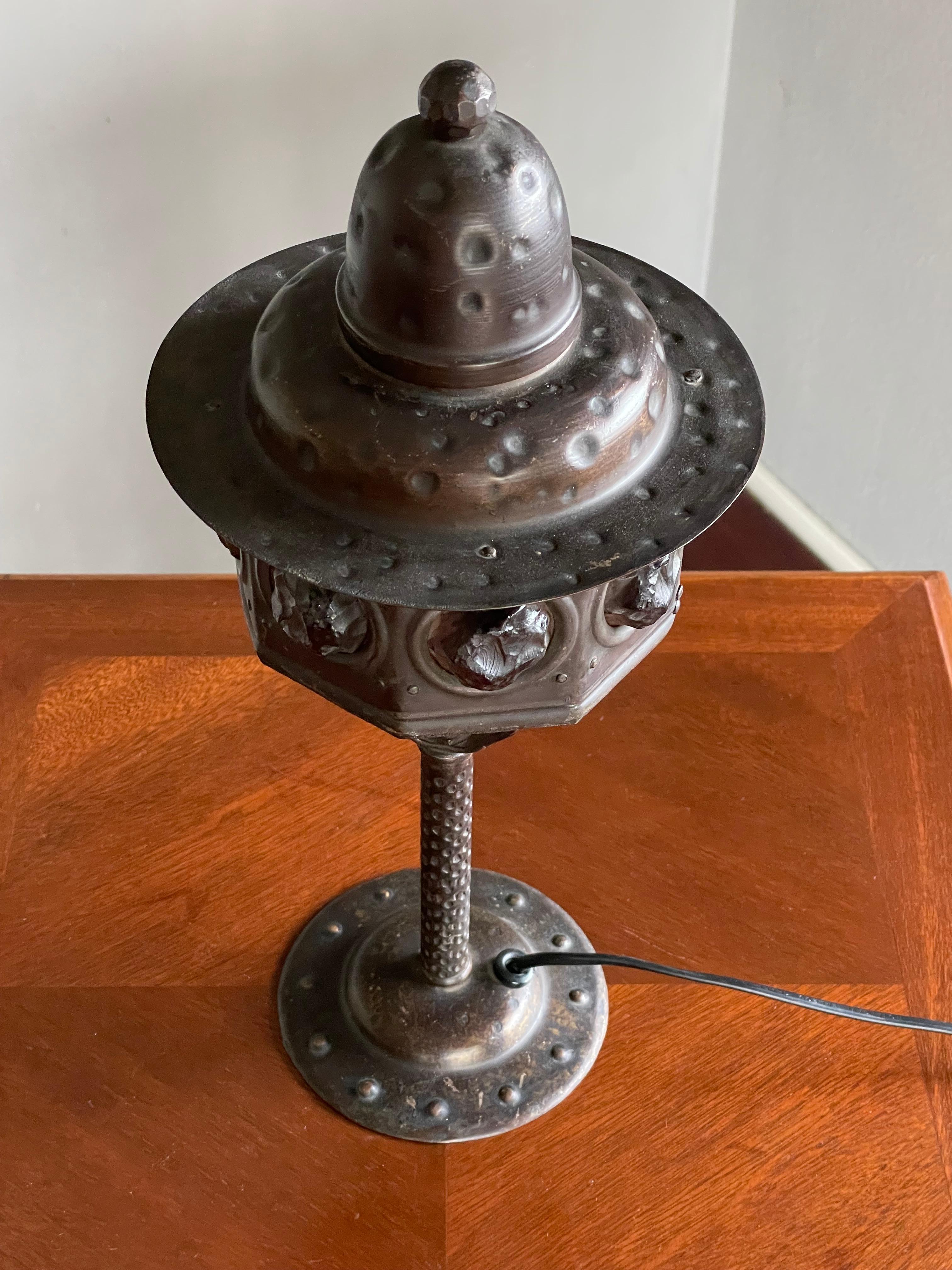 Allemand Lampe de table ou de bureau Arts and Crafts en fer forgé et verre épais, début des années 1900 en vente