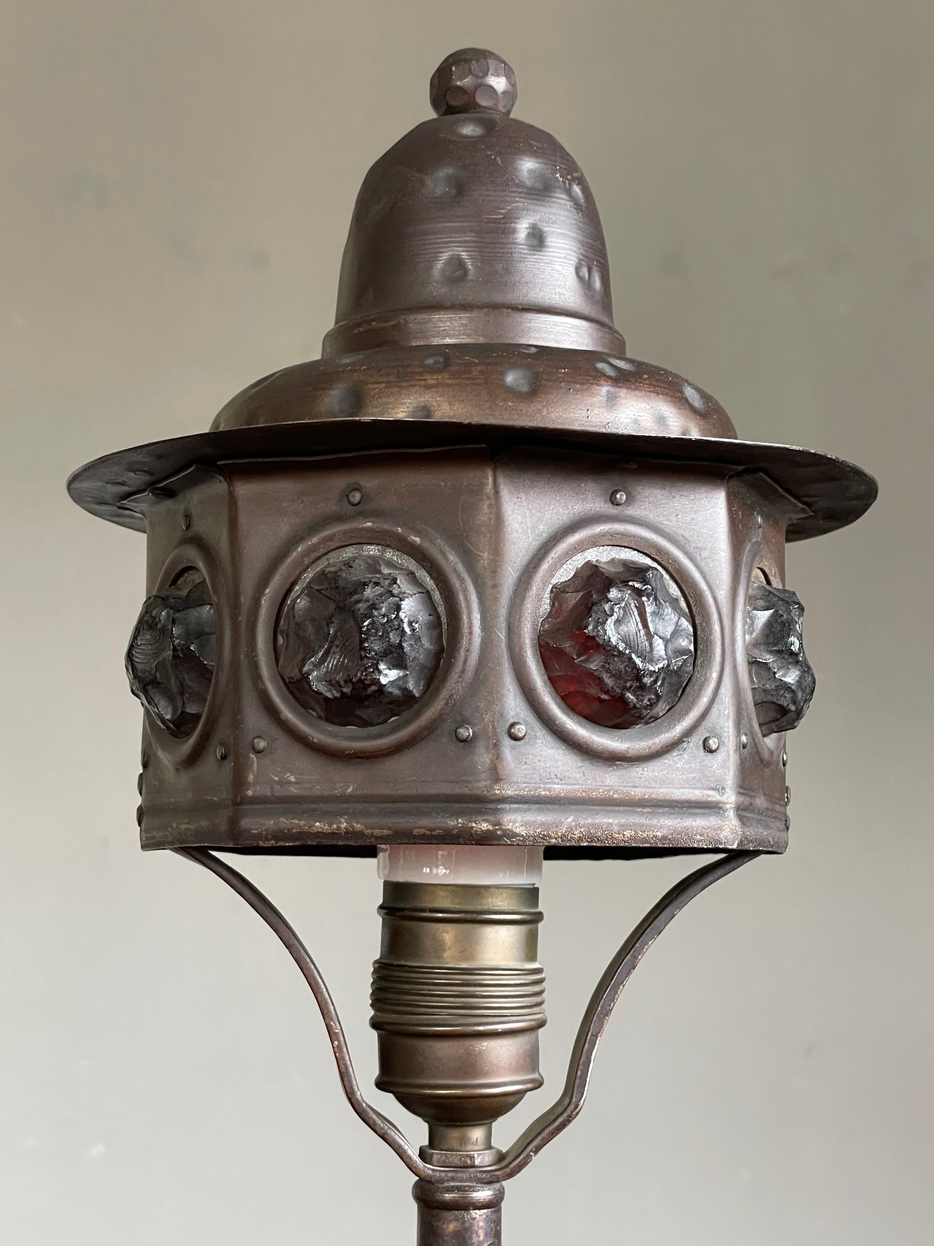 Lampe de table ou de bureau Arts and Crafts en fer forgé et verre épais, début des années 1900 Bon état - En vente à Lisse, NL