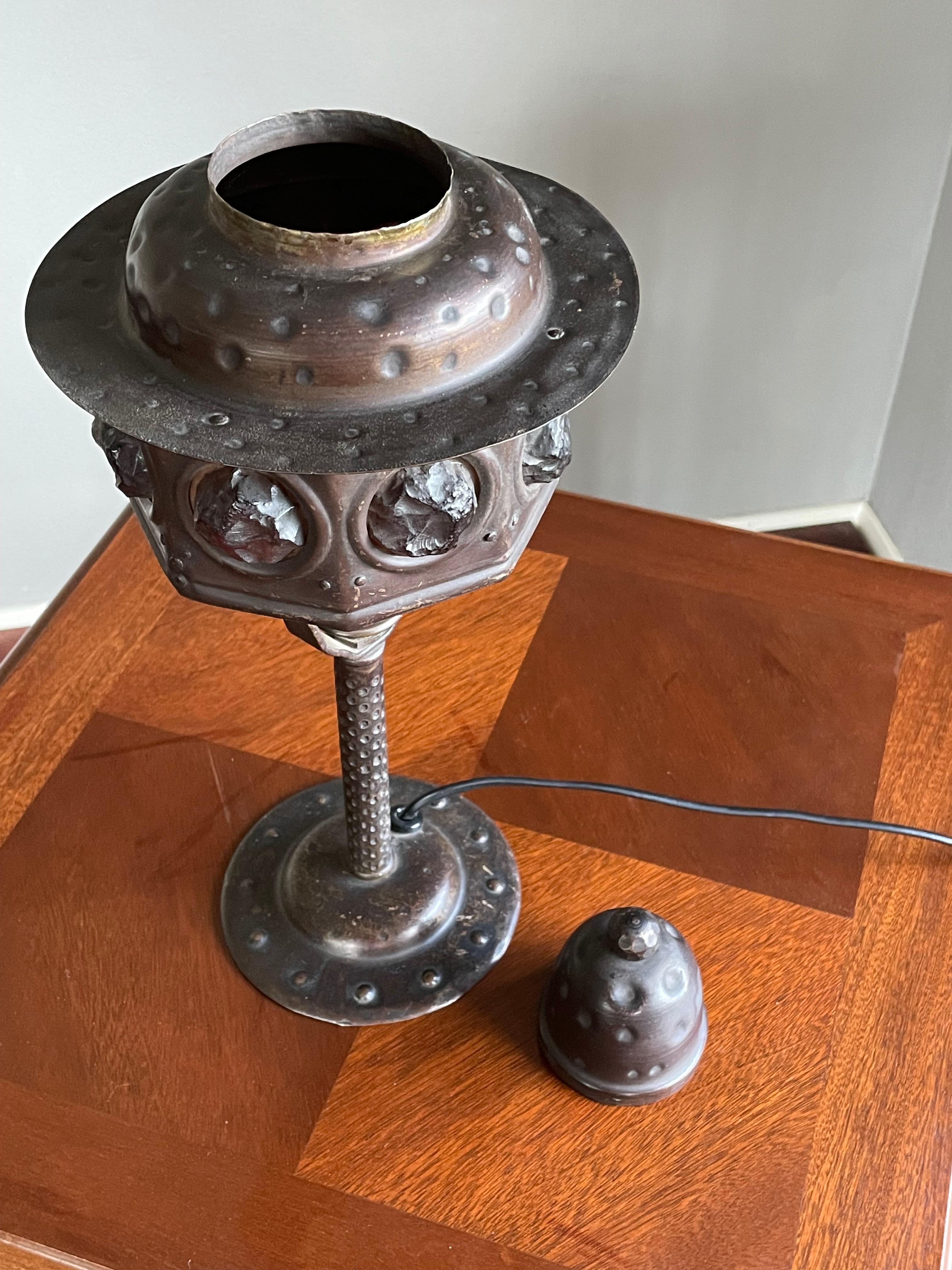 Lampe de table ou de bureau Arts and Crafts en fer forgé et verre épais, début des années 1900 en vente 1