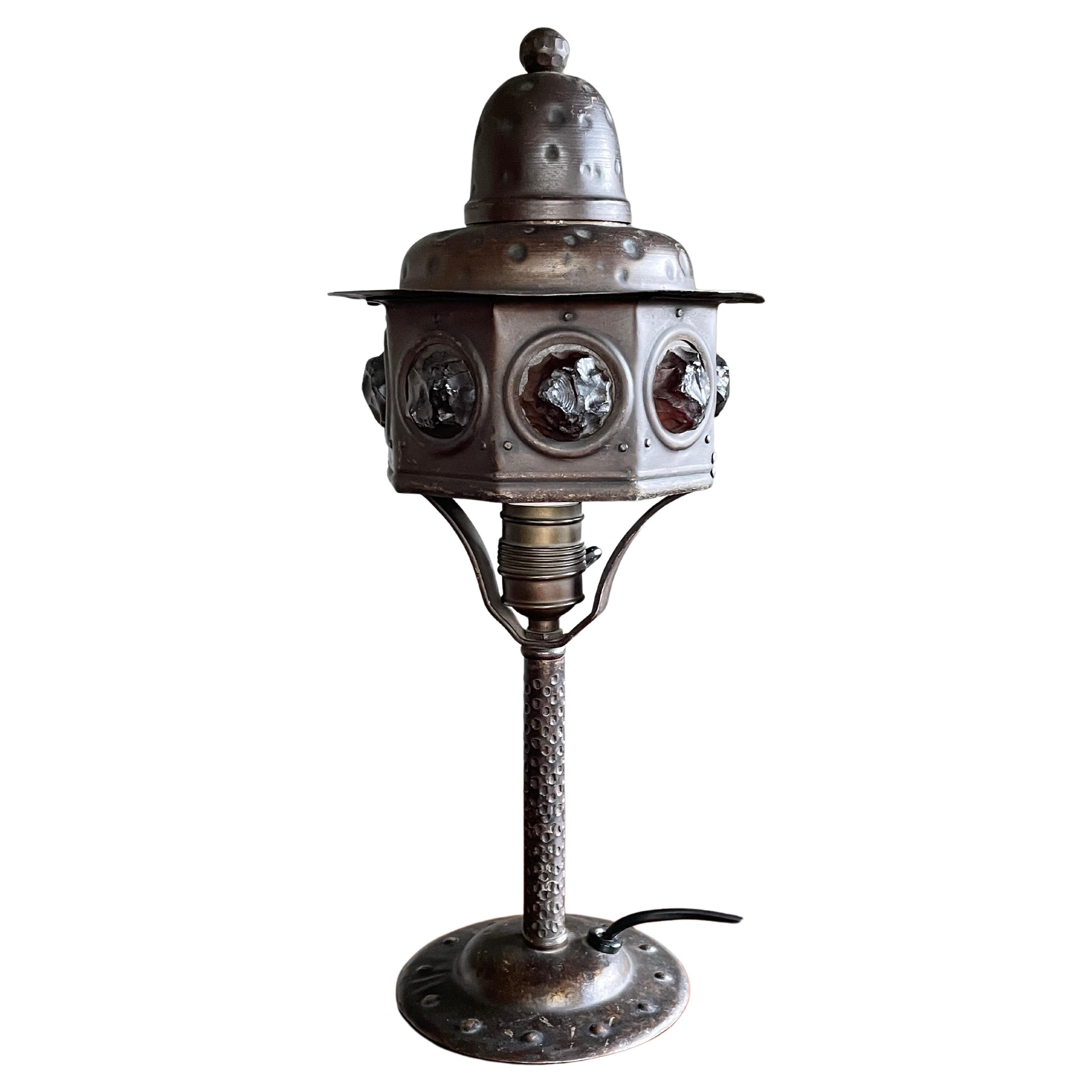 Lámpara de sobremesa/escritorio de hierro forjado y cristal grueso de principios del siglo XX, estilo Arts and Crafts