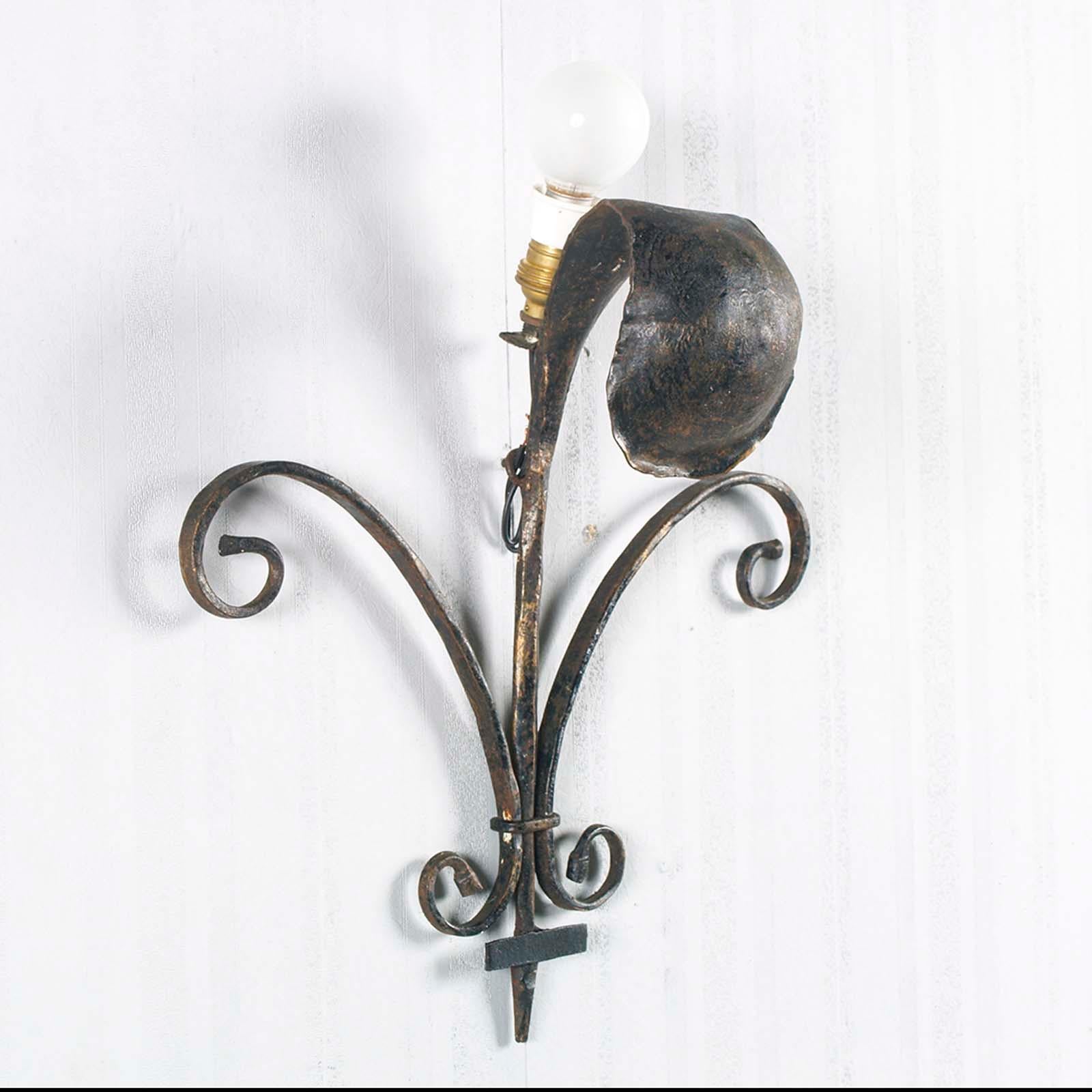 Early 1900s Wrought Iron Wall Lamps black color with Golden Reflections In Good Condition For Sale In Vigonza, Padua