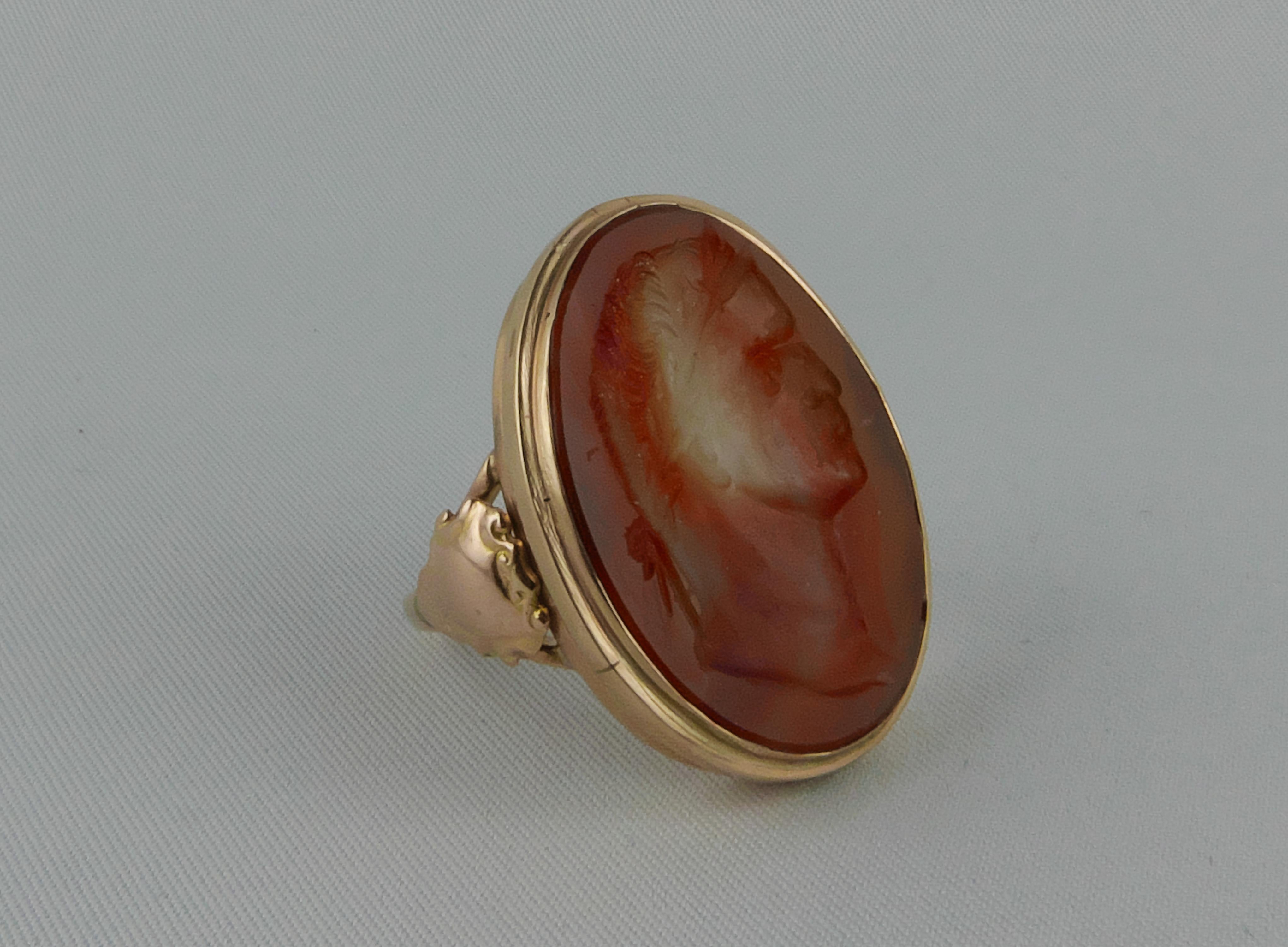 Early 1900s Yellow Gold and Carved Carnelian Intaglio Unisex Ring In Good Condition For Sale In Torino, IT