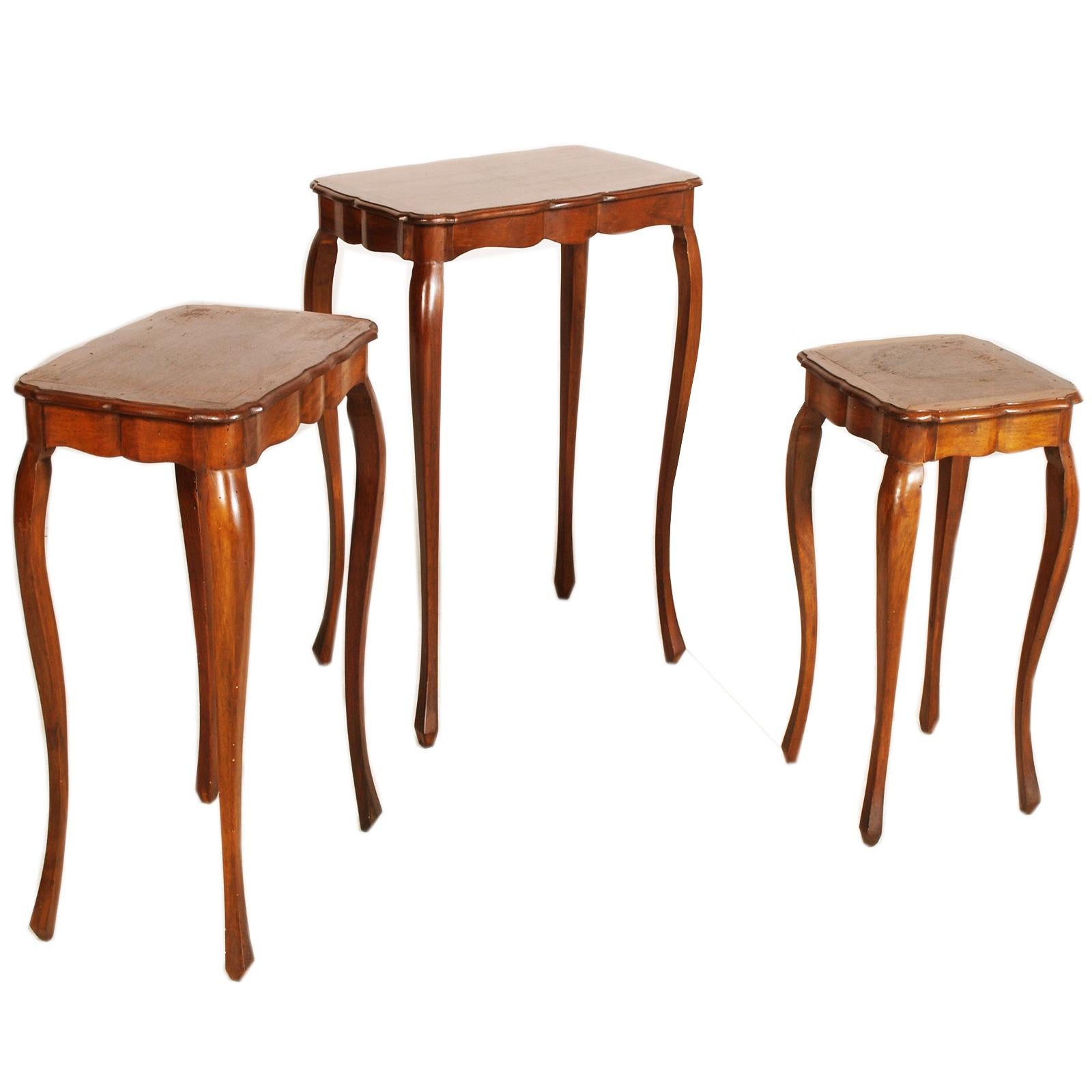 Early 1930 Set Three Louis XV-Style Nesting Tables, French, in walnut, polished In Excellent Condition For Sale In Vigonza, Padua