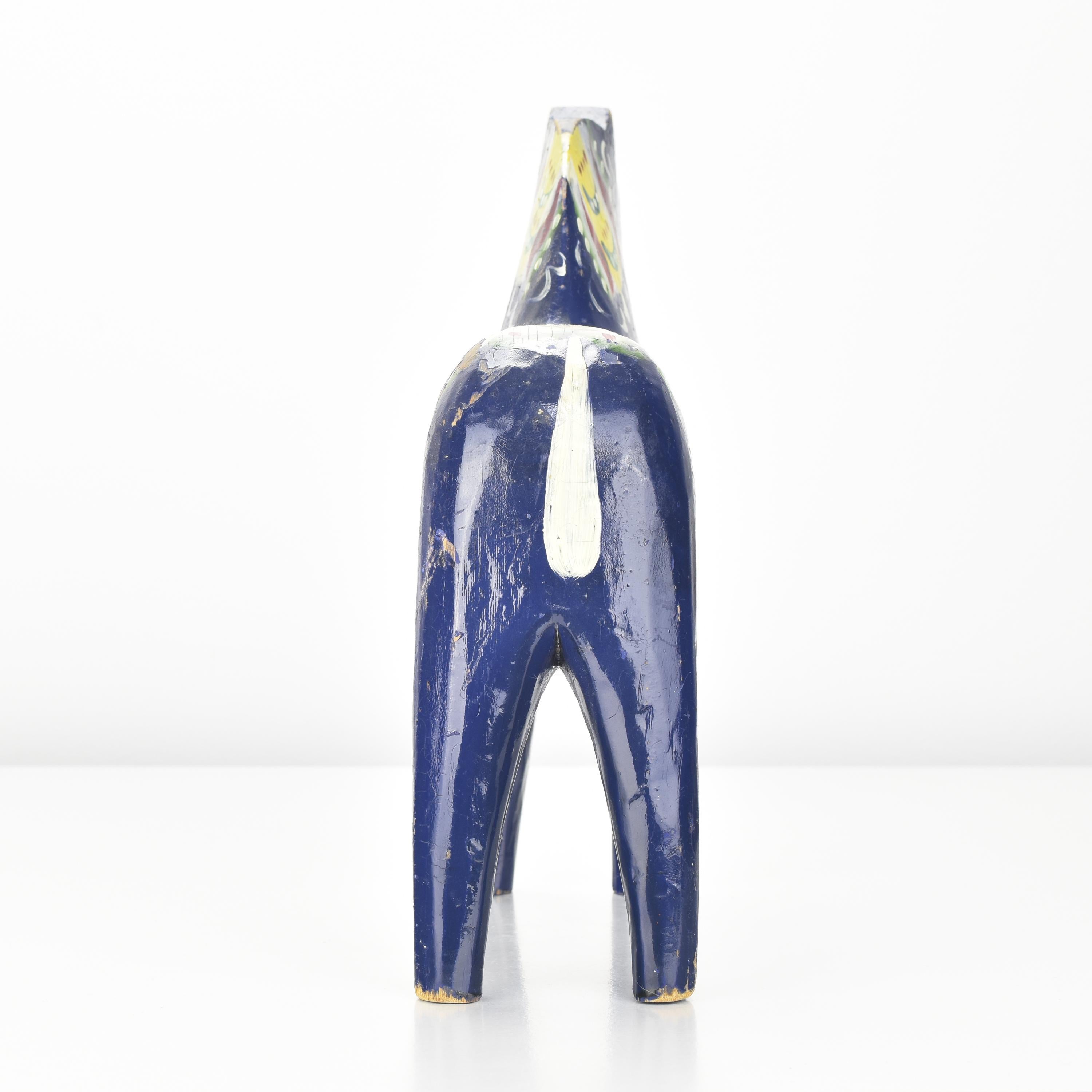 Cheval Dala suédois du début des années 1930 par Nils Olsson. Il est fabriqué en bois sculpté à la main et peint en bleu foncé, avec des décorations polychromes peintes à la main. Cette adorable figurine de taille moyenne serait un excellent ajout à