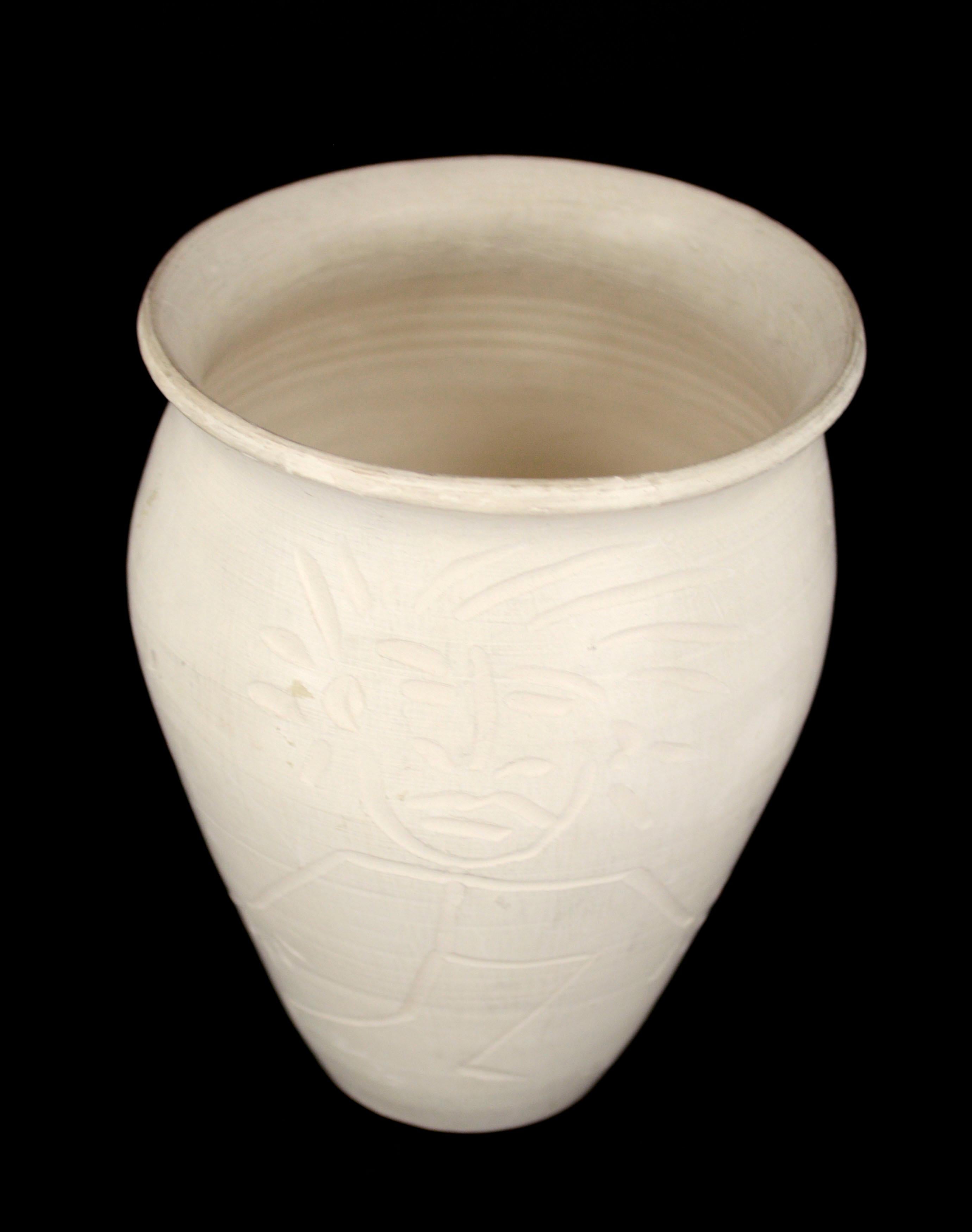 Einzigartige handgedrehte figurale abstrakte Vase des kalifornischen Künstlers Hamilton Achille Wolf (Amerikaner, 1883 - 1967) aus der Mitte des Jahrhunderts. Diese Vase ist ein Beispiel für eine organische, moderne Ästhetik mit matter weißer