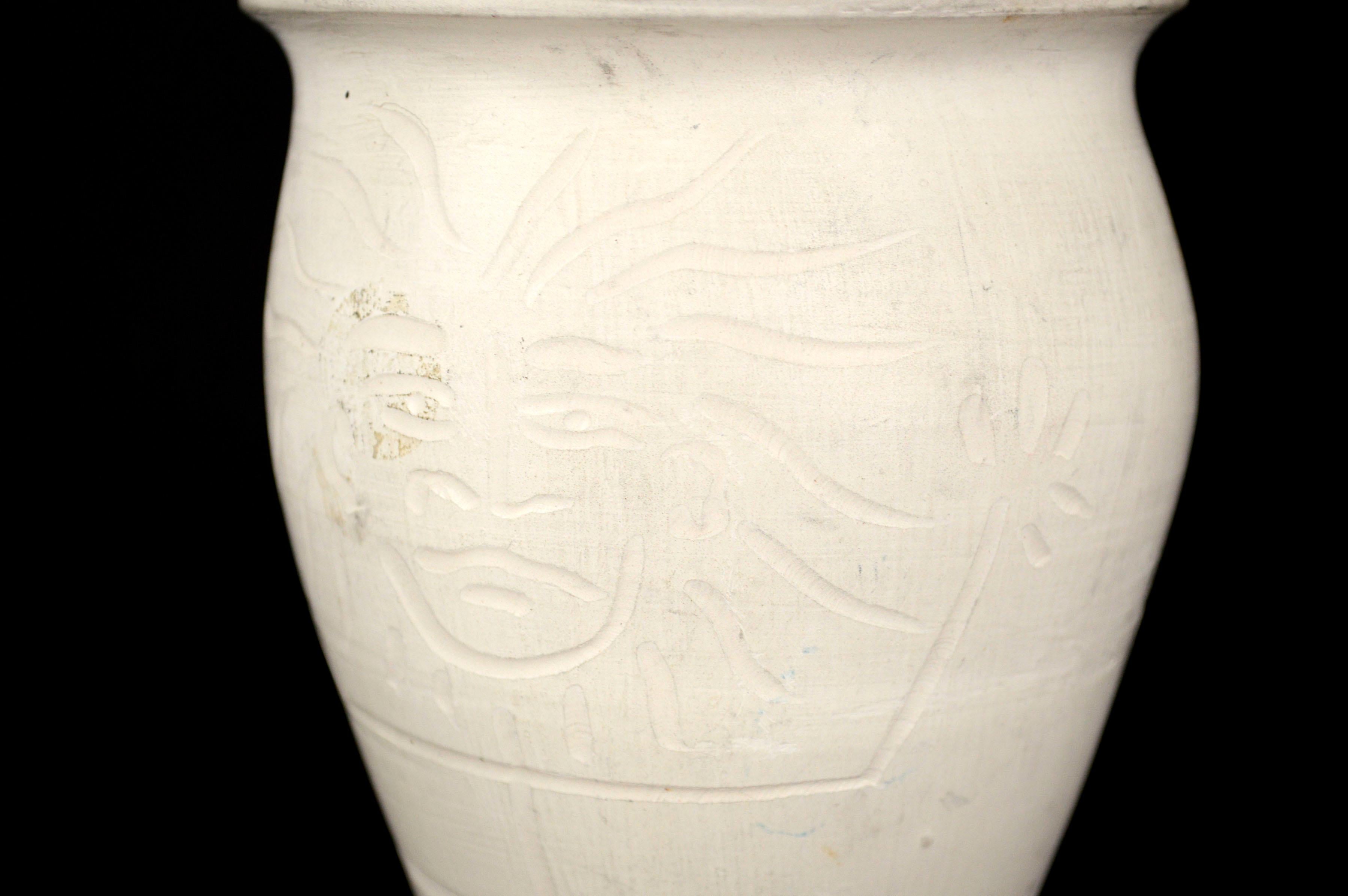Abstrakte weiße, matte Keramikvase mit Figur aus den frühen 1940er Jahren (Ton) im Angebot