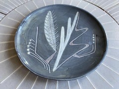 Piatto modernista inciso di Betty Feves per Design Technics dei primi anni '40 in esposizione