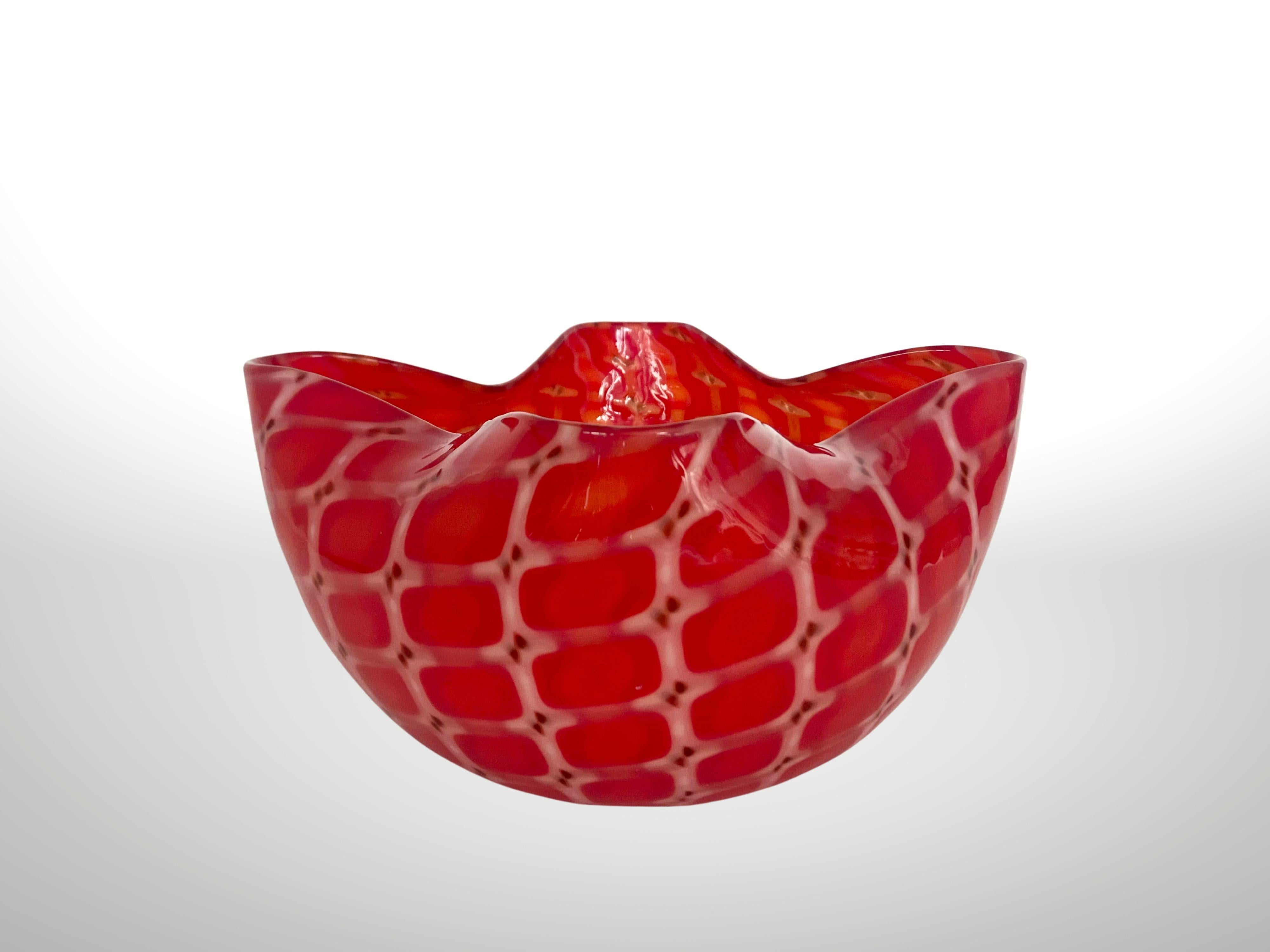 Important model of a mid-century Murano Glass decorative console bowl designed and produced by Archimede Seguso in the early years of 1950.
It is part of the “Losanghe” series which refers to objects which consist of geometric shaped glass patches