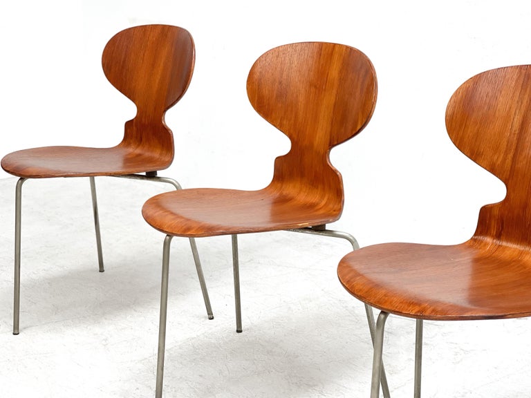Beautiful minimalist design by Arne Jacobsen for Fritz Hansen. This set of 4 very early 