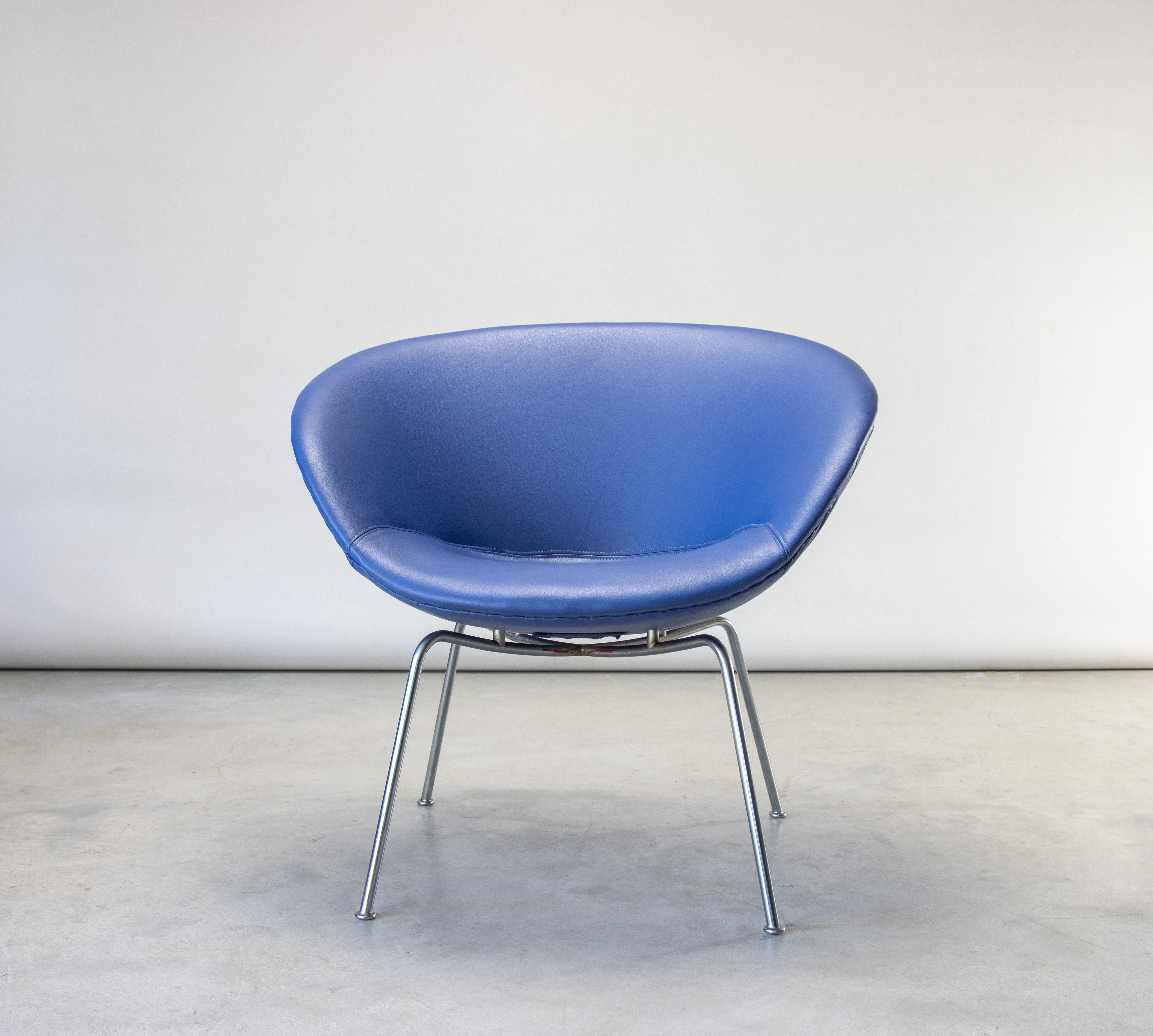 Mid-Century Modern Early 1950s Arne Jacobsen Pot Chairs for Fritz Hansen in new leather