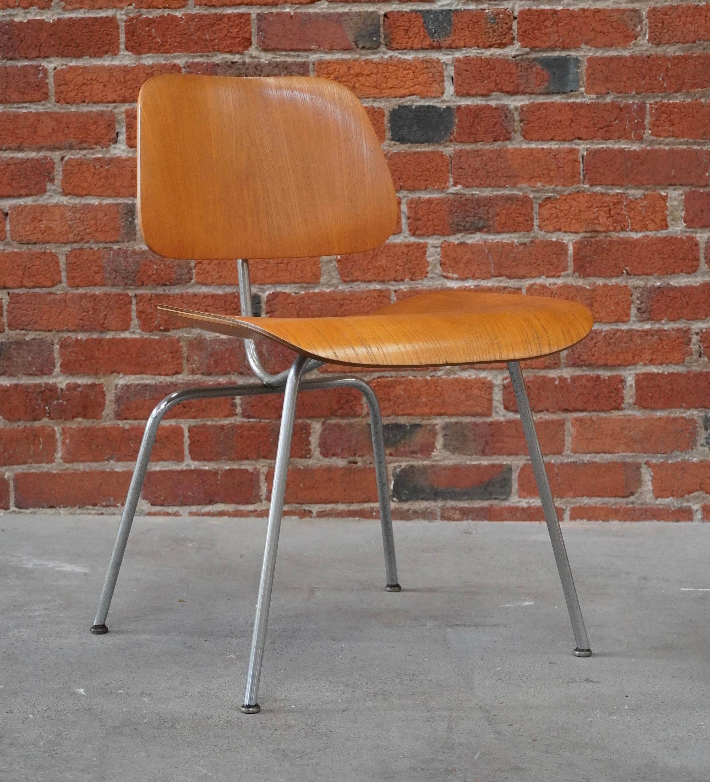 DCM Eames du début des années 1950 avec les languettes du dossier en argent, construit en frêne avec un cadre chromé. La chaise provient de la famille d'origine dont le propriétaire était un architecte du nord-ouest du Pacifique qui réalisait des