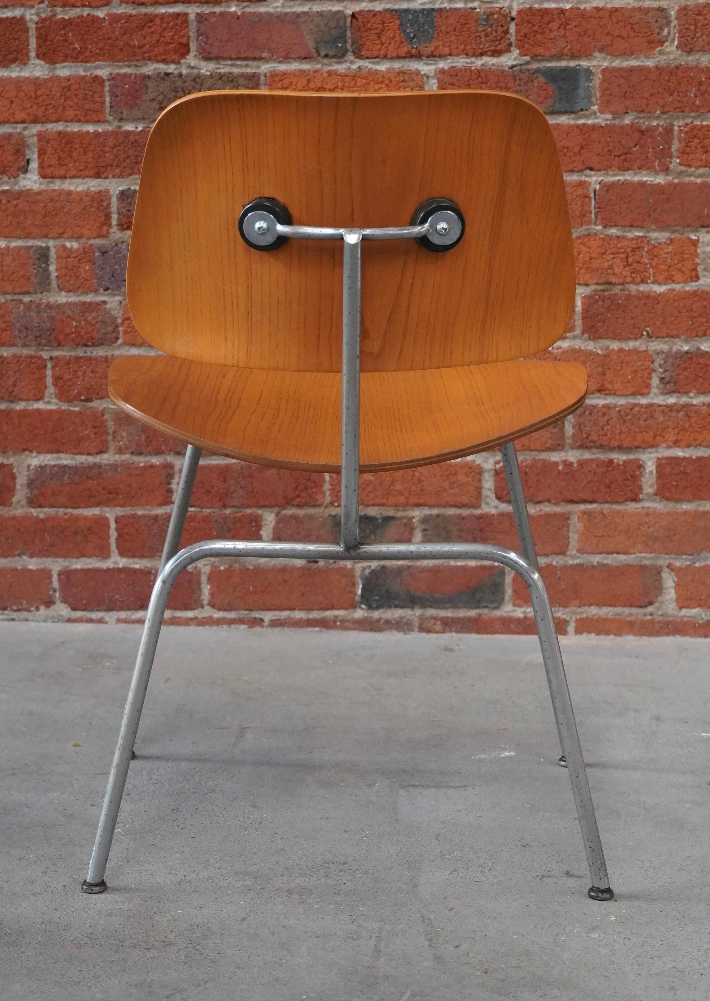 Milieu du XXe siècle Début des années 1950 Eames DCM (Dining Chair Metal) en vente