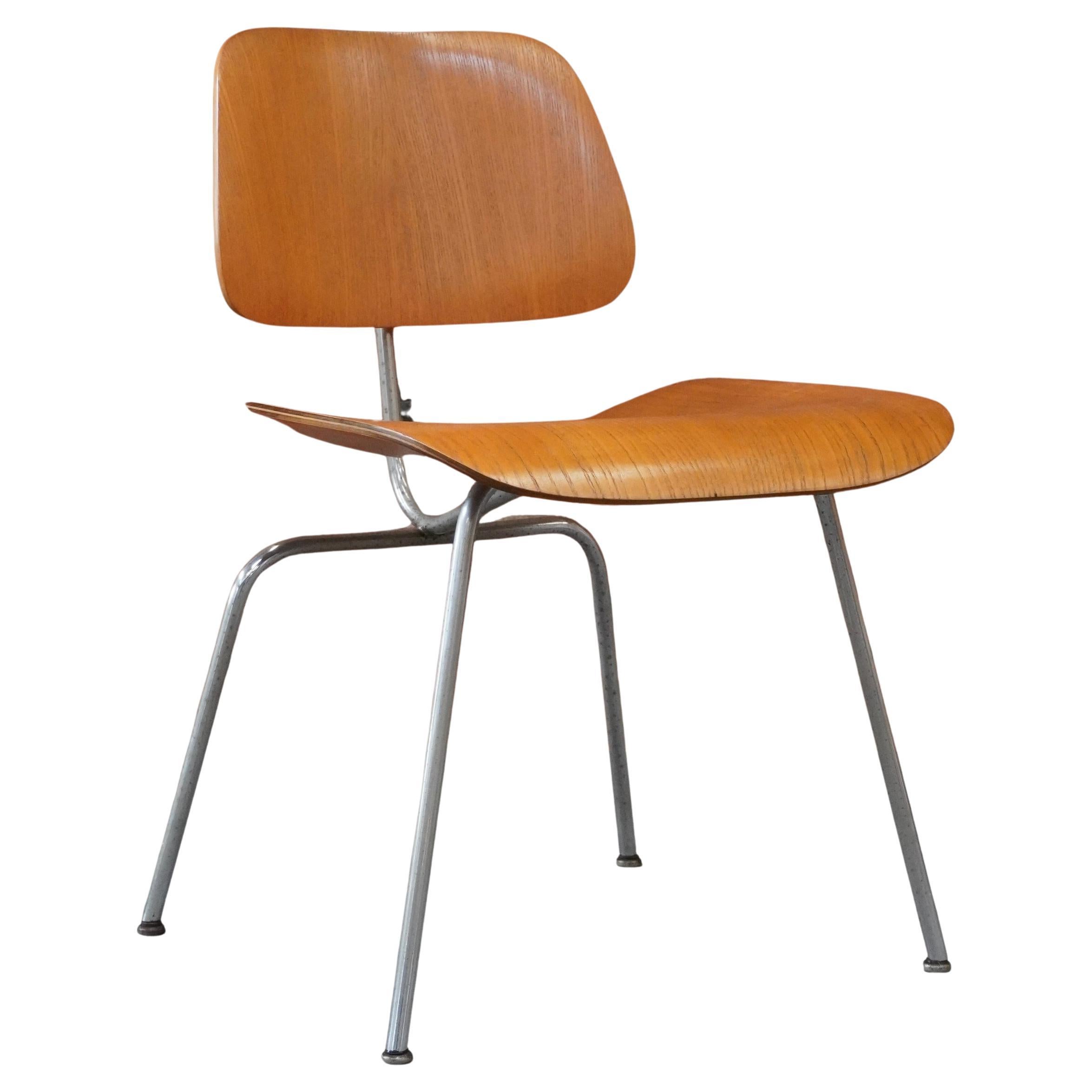 Début des années 1950 Eames DCM (Dining Chair Metal)