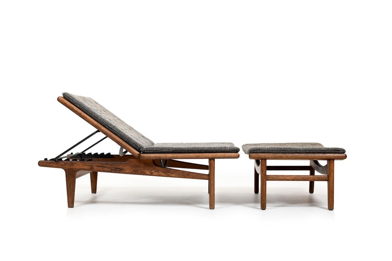 Old daybed / lounger, model GE-1 in oak by Hans J. Wegner for Getama Denmark 1950s. This daybed is in a untouched rare condition and one of the first productions. With beautiful old patina. Original cushions and fabric. Daybed can be adjusted in