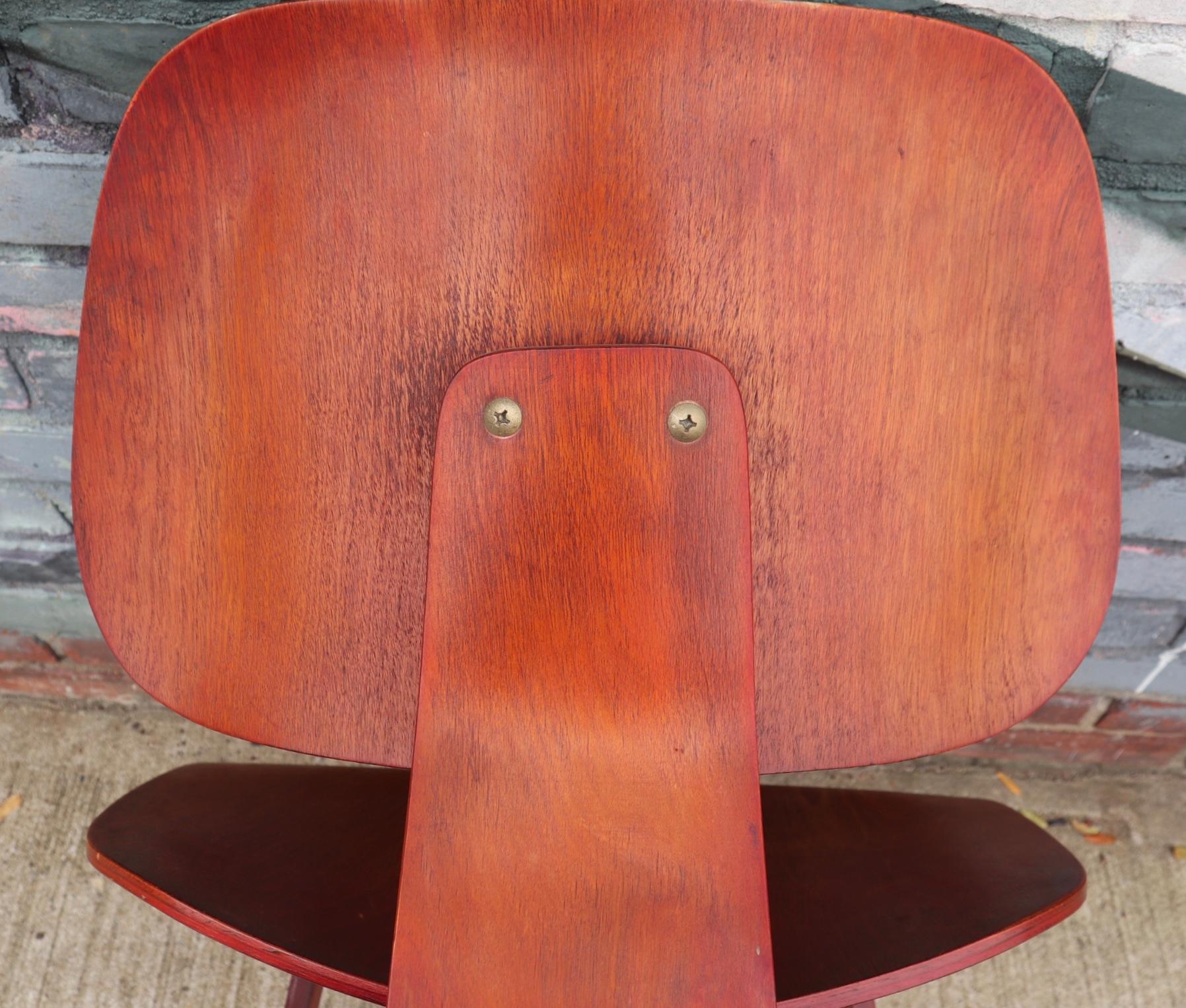 Early 1950s Herman Miller Eames Red Aniline Dyed LCW Lounge Chair In Good Condition In Brooklyn, NY