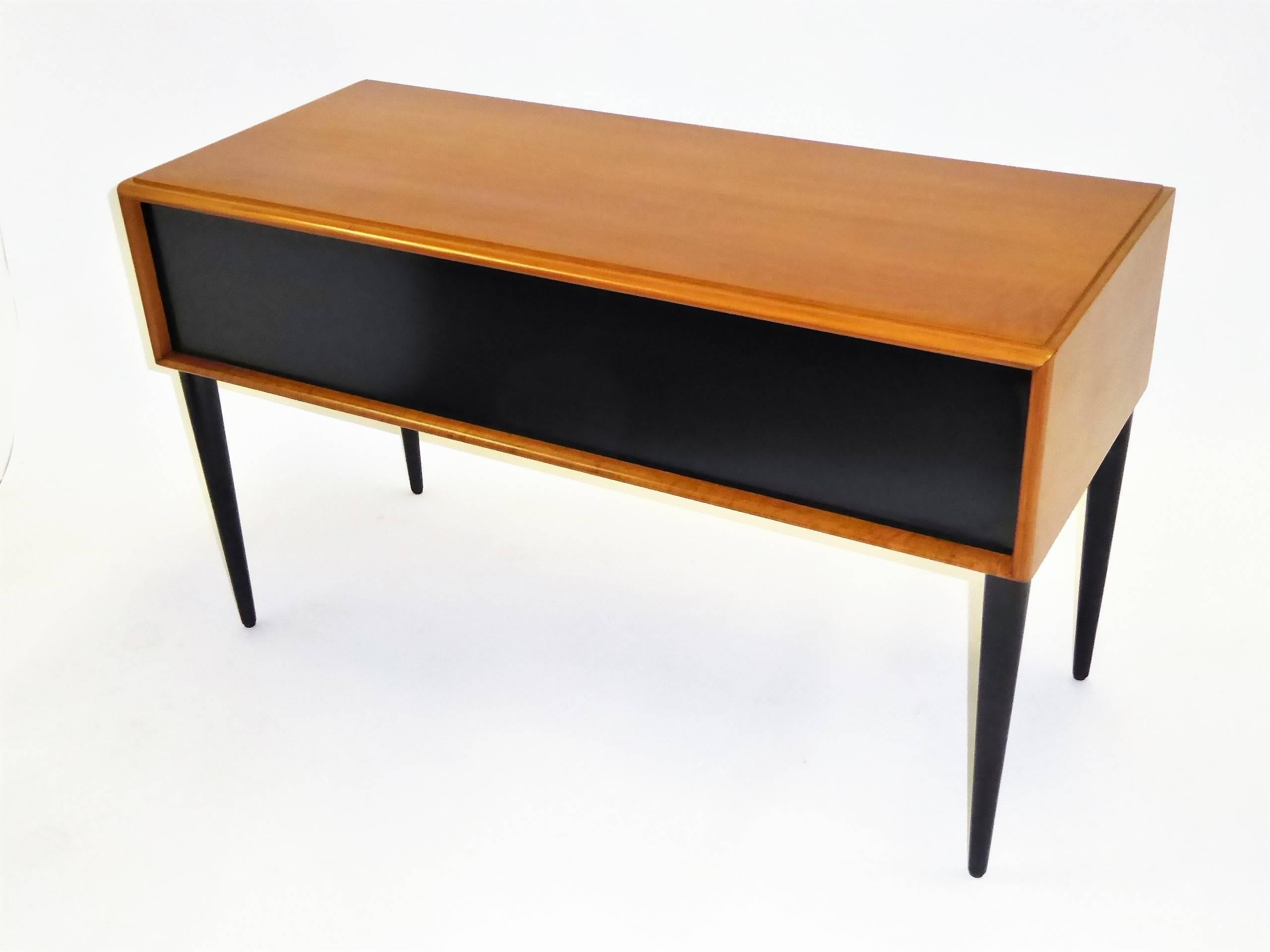 Cerise Vanité de bureau Paul Frankl du début des années 1950 pour les meubles John Stuart Johnson