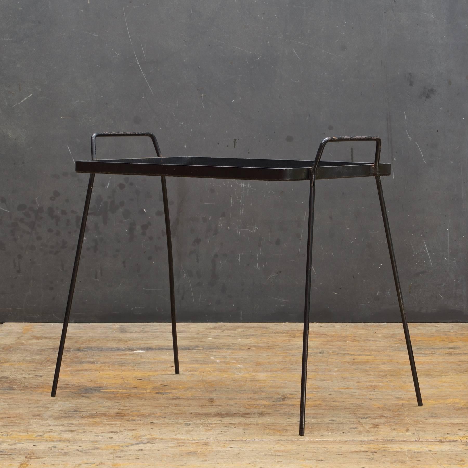 Américain Table d'appoint Cabinmodern avec plateau de service en métal perforé des années 1950, Architectes minimalistes en vente