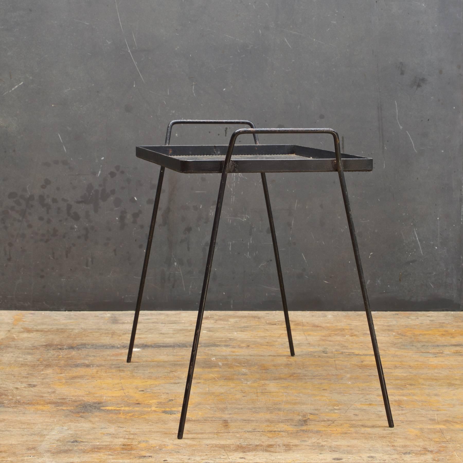 Émaillé Table d'appoint Cabinmodern avec plateau de service en métal perforé des années 1950, Architectes minimalistes en vente