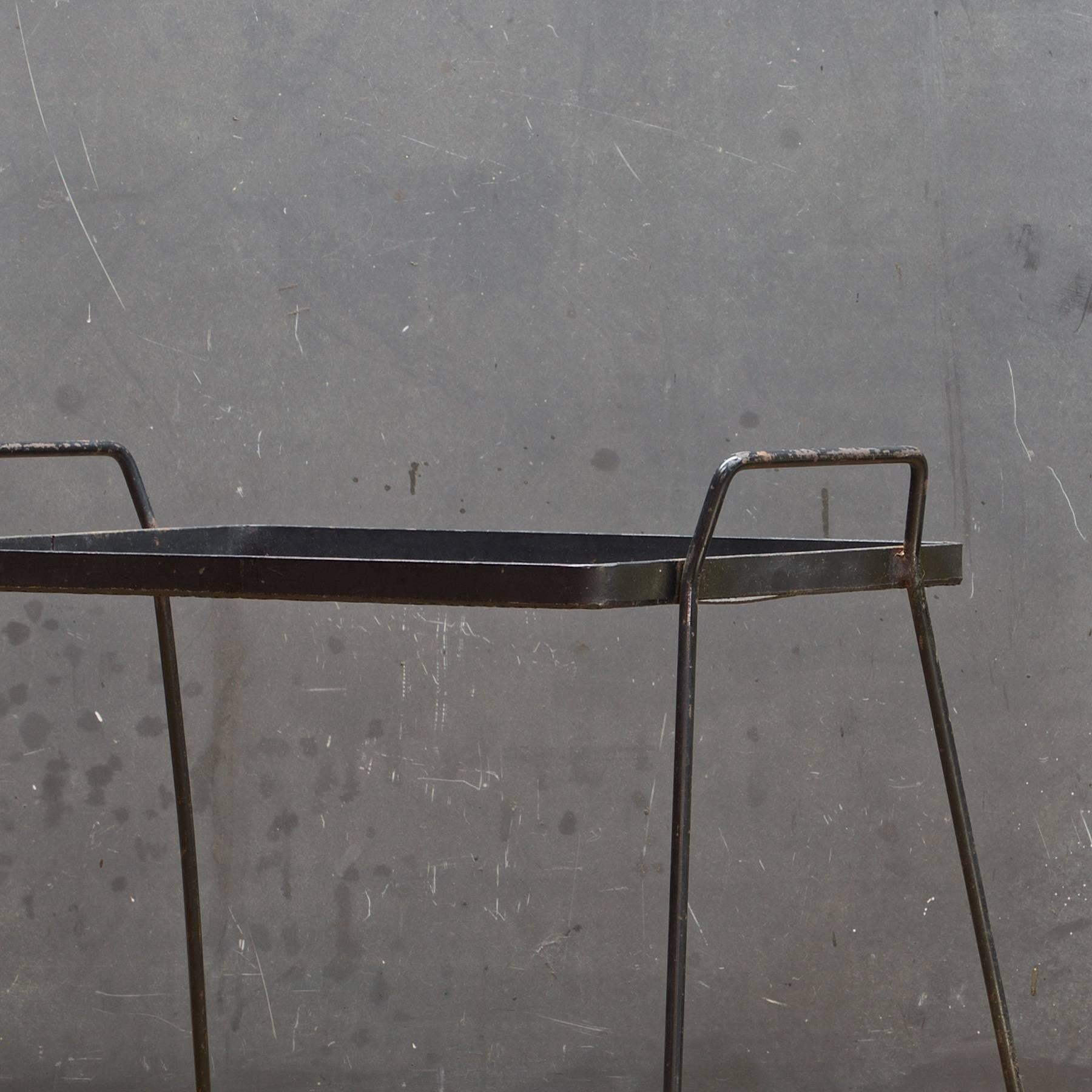 Fer Table d'appoint Cabinmodern avec plateau de service en métal perforé des années 1950, Architectes minimalistes en vente