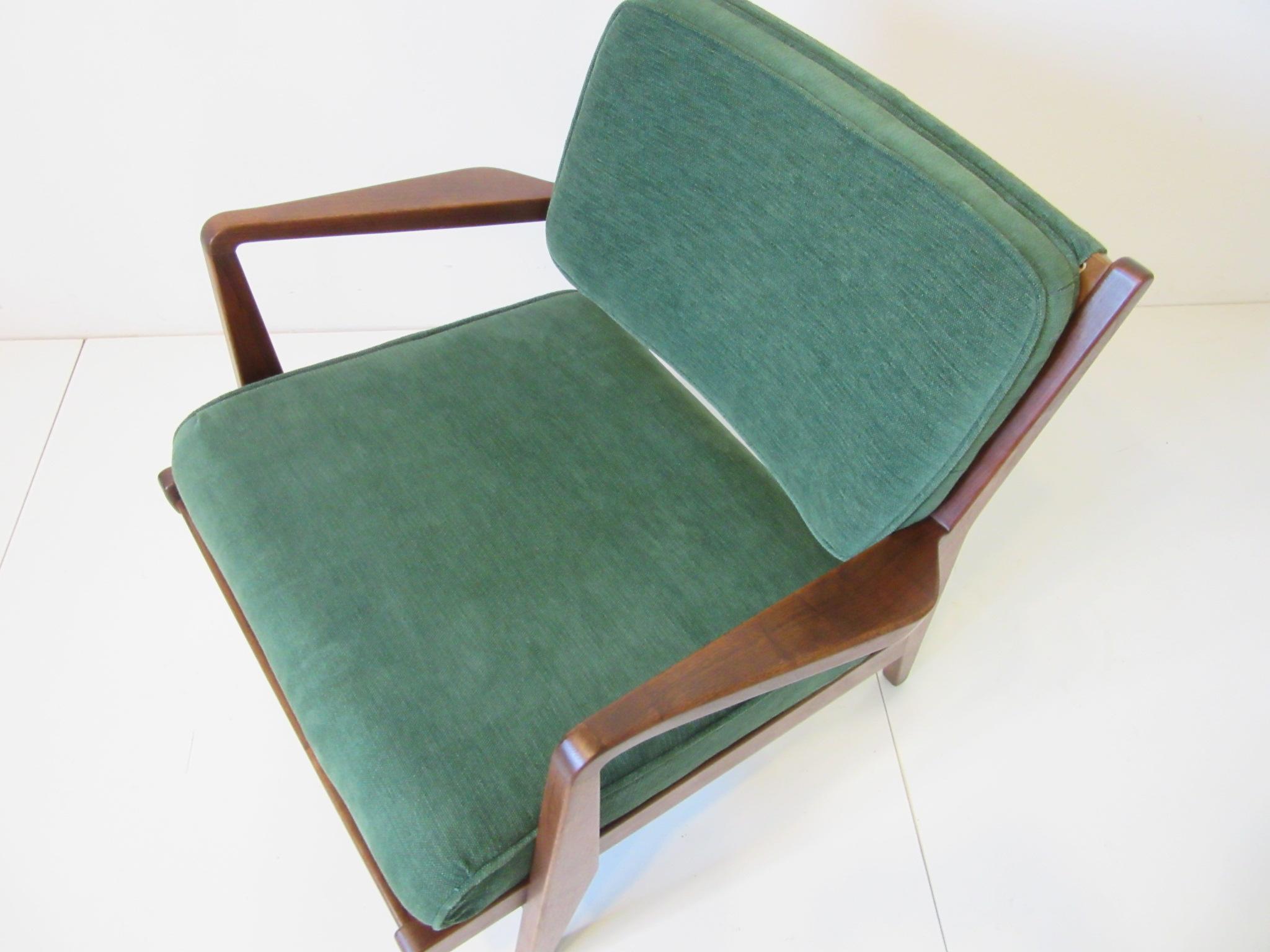 Early 1951 Jens Risom Low Upholstered Walnut Lounge Chair In Good Condition In Cincinnati, OH