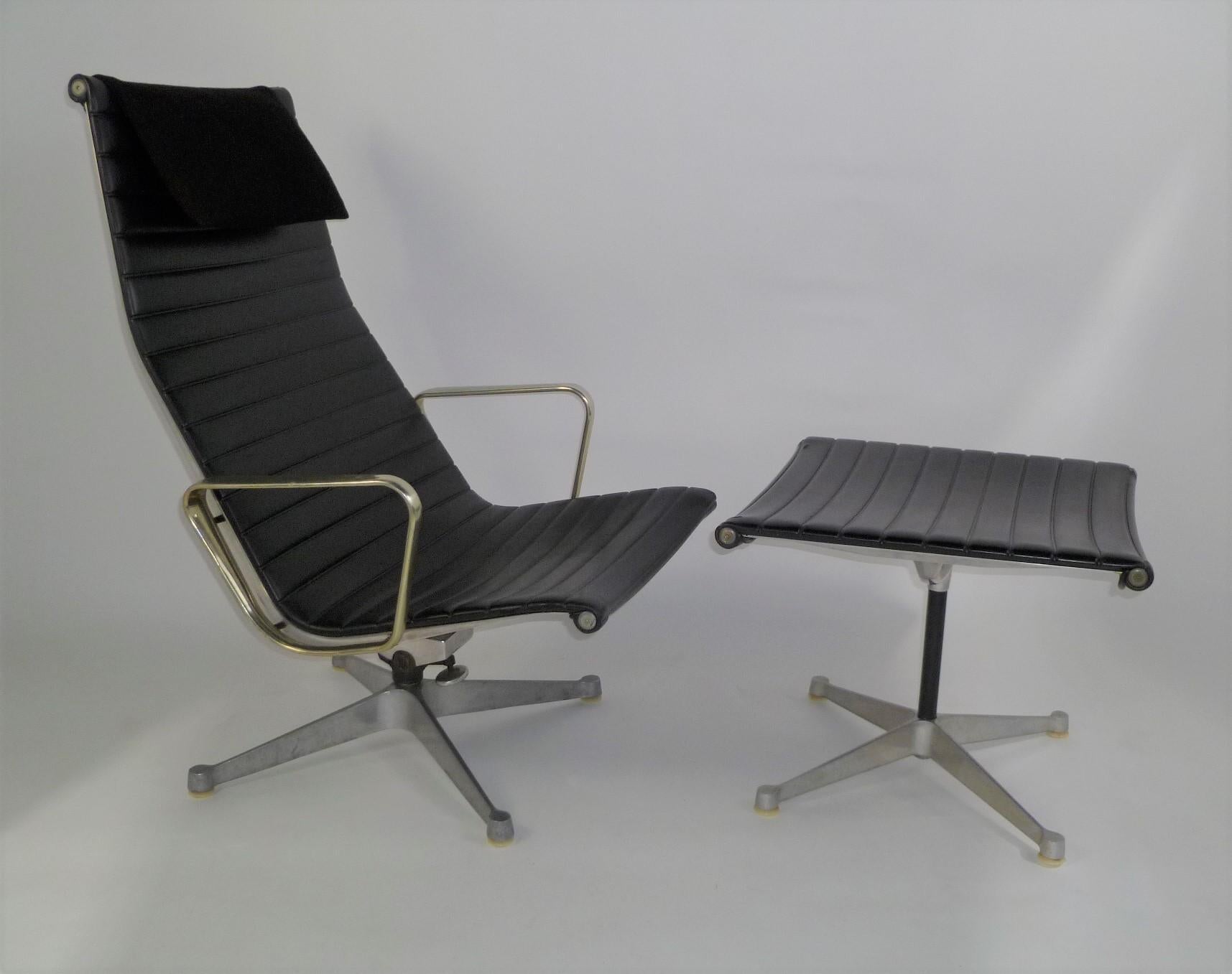 This early 1960s Charles and Ray Eames Aluminum Group lounge chair has a high back, relaxed pitch, and padded headrest pillow covered in hopsack, a balancing tilt and swivel. Its clean, graceful lines highlighted this Eames classic and was first