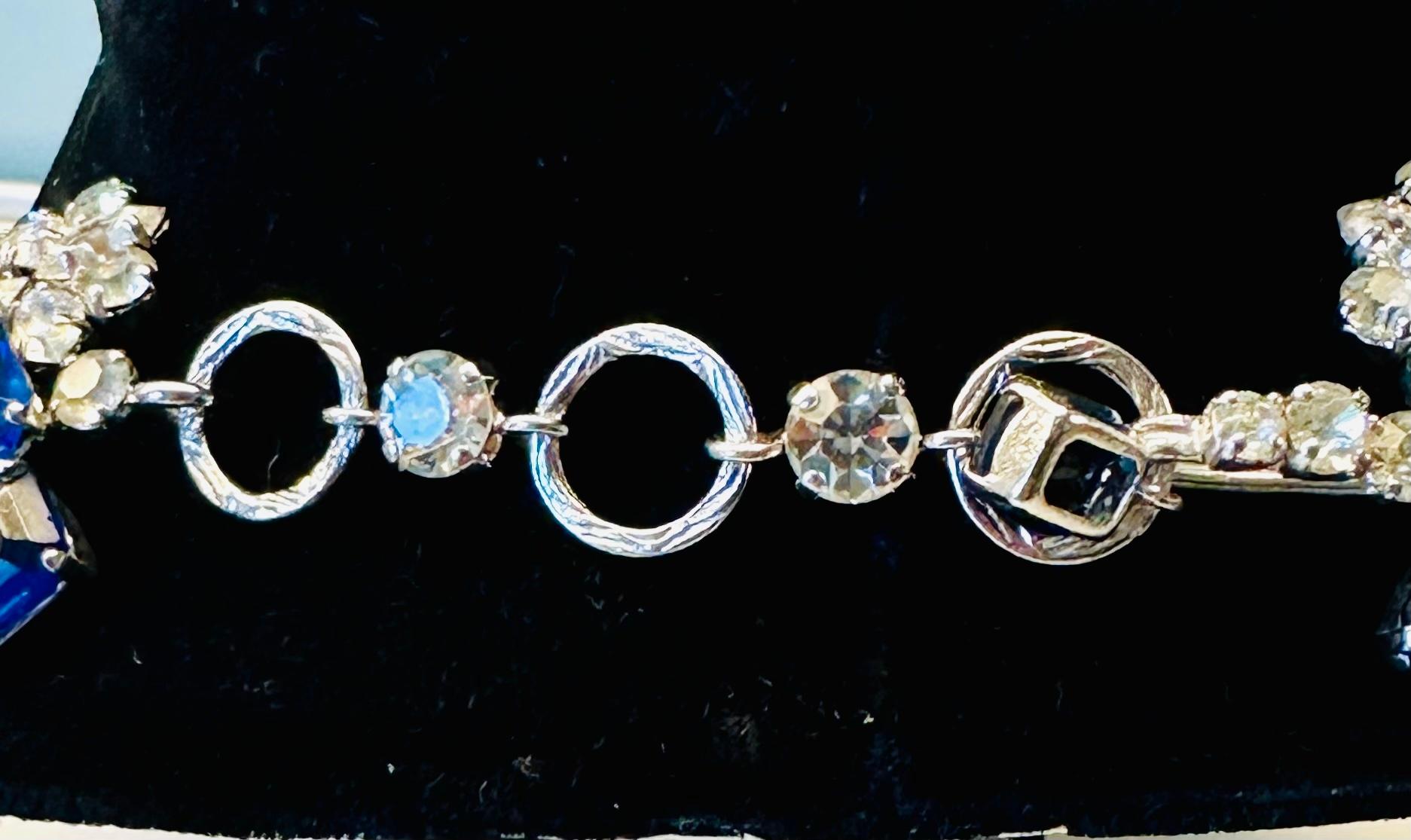 Christian Dior, collier élégant serti de cristaux bleus et clairs du début des années 1960 en vente 5