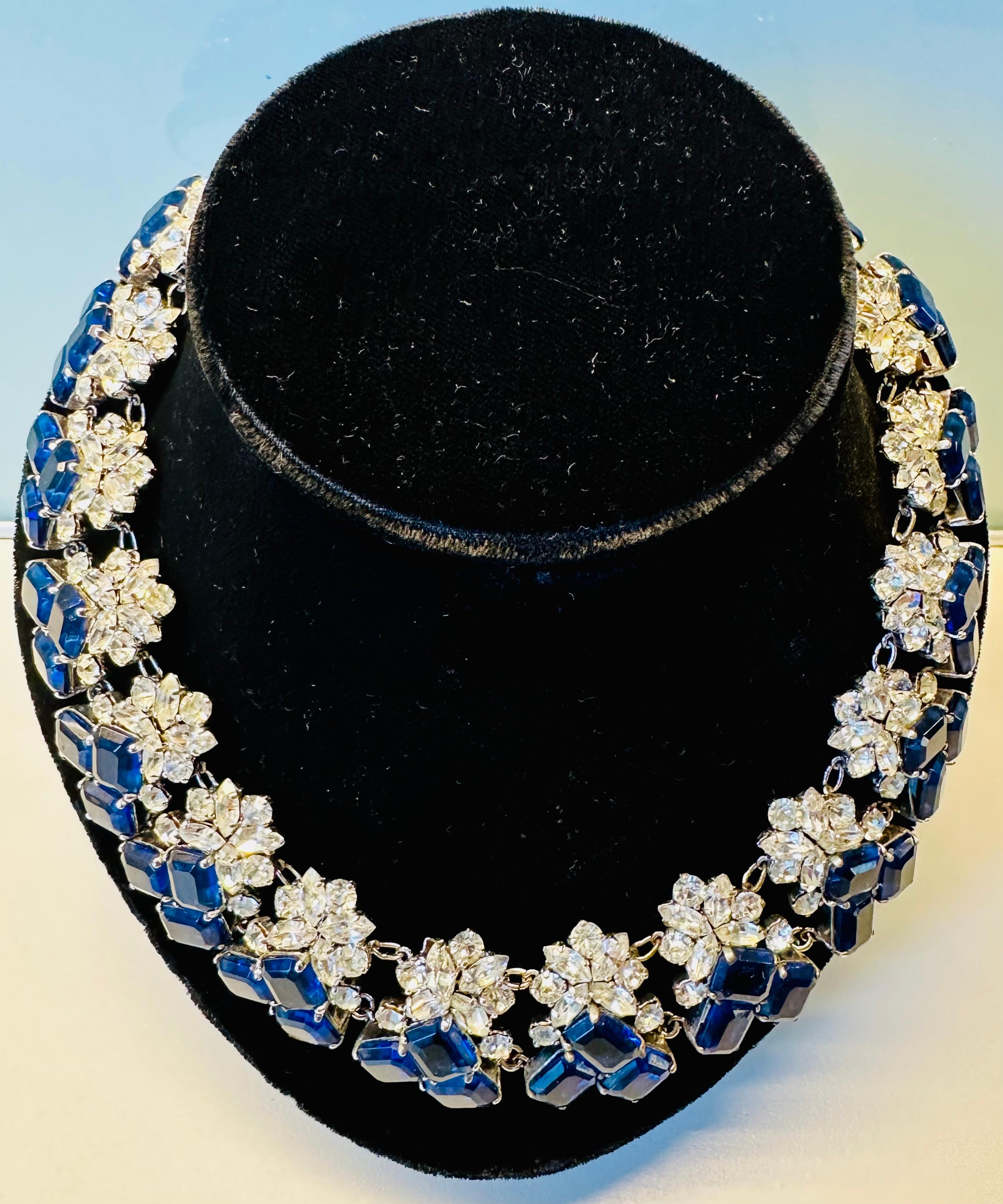 Un superbe exemple de collier Christian Dior des années 1960, avec des cristaux bleus et clairs sertis.  Ce collier est un exemple classique du design élégant et sophistiqué de Dior. Il est composé d'une série de cristaux bleus et clairs sertis dans