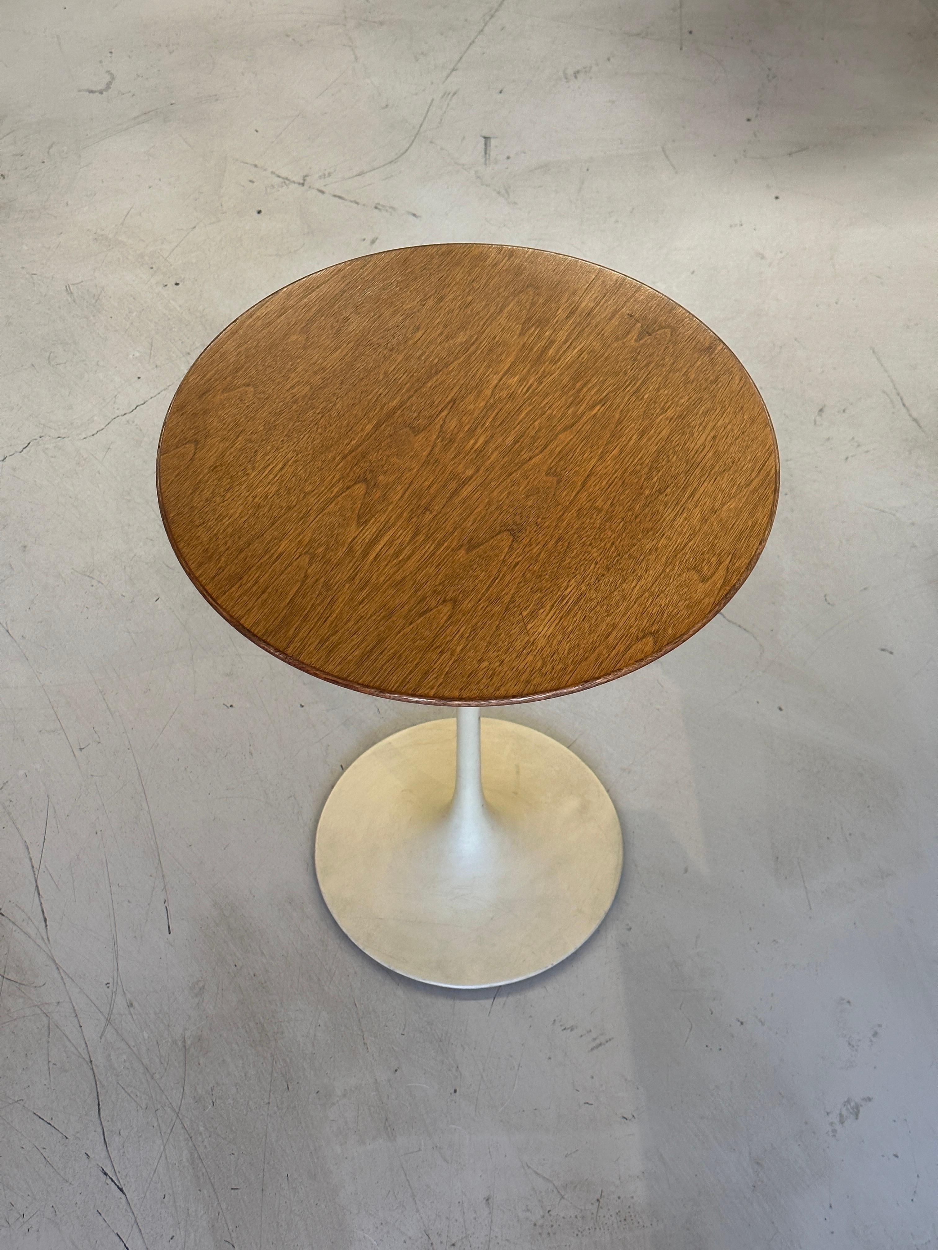 American Early 1960’s Knoll Saarinen Walnut Table For Sale