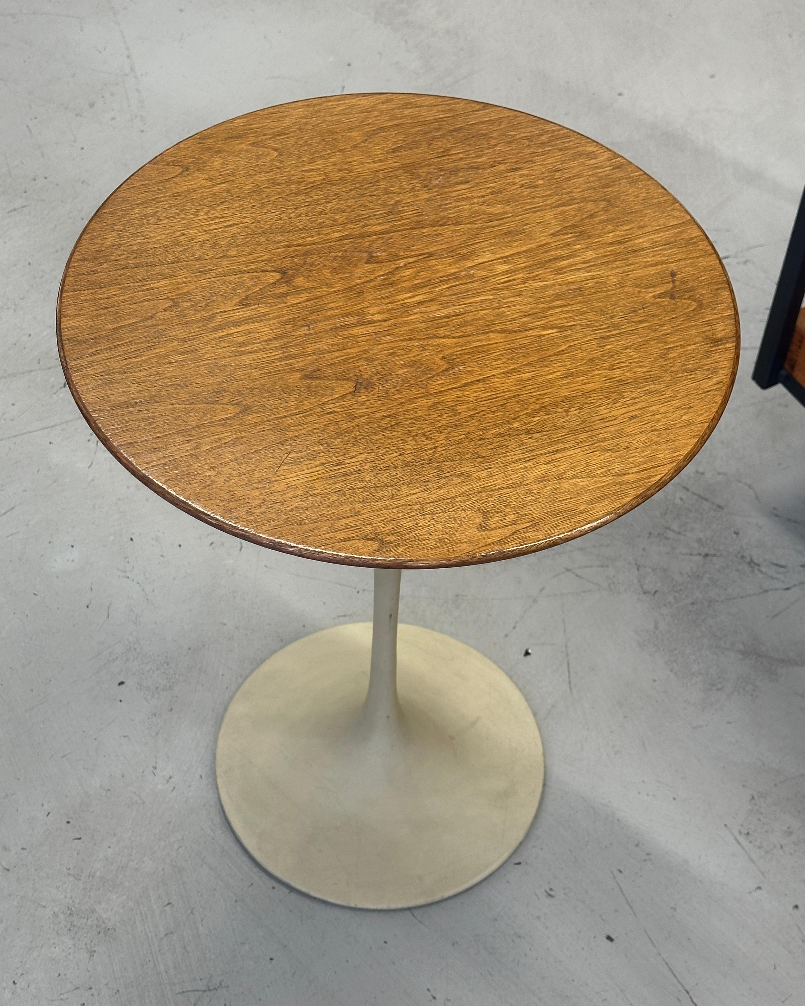Early 1960’s Knoll Saarinen Walnut Table In Good Condition For Sale In Palm Springs, CA